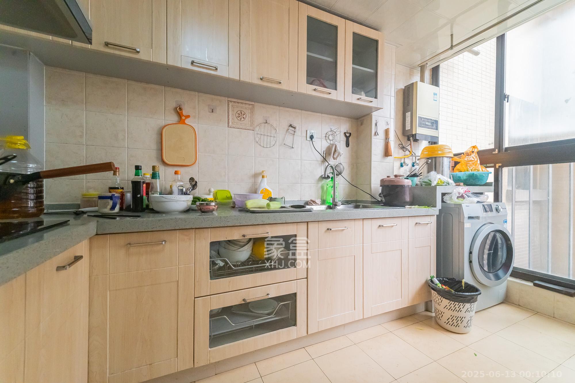 华润凤凰城三期  3室2厅2卫    100.0万 华润凤凰城三期  3室2厅2卫    100.0万厨房