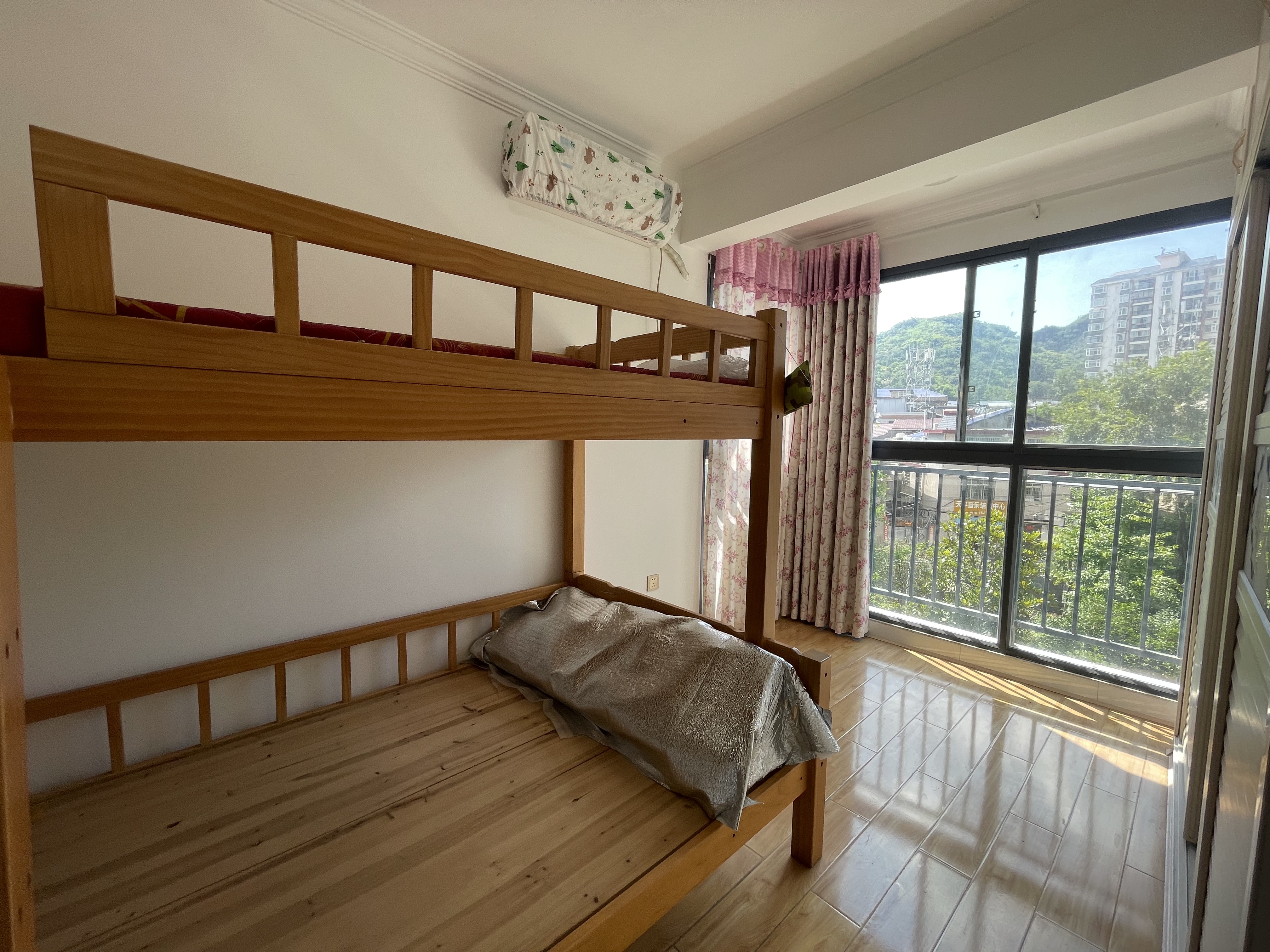 玉恒龙岸小区  3室2厅2卫   65.00万客厅