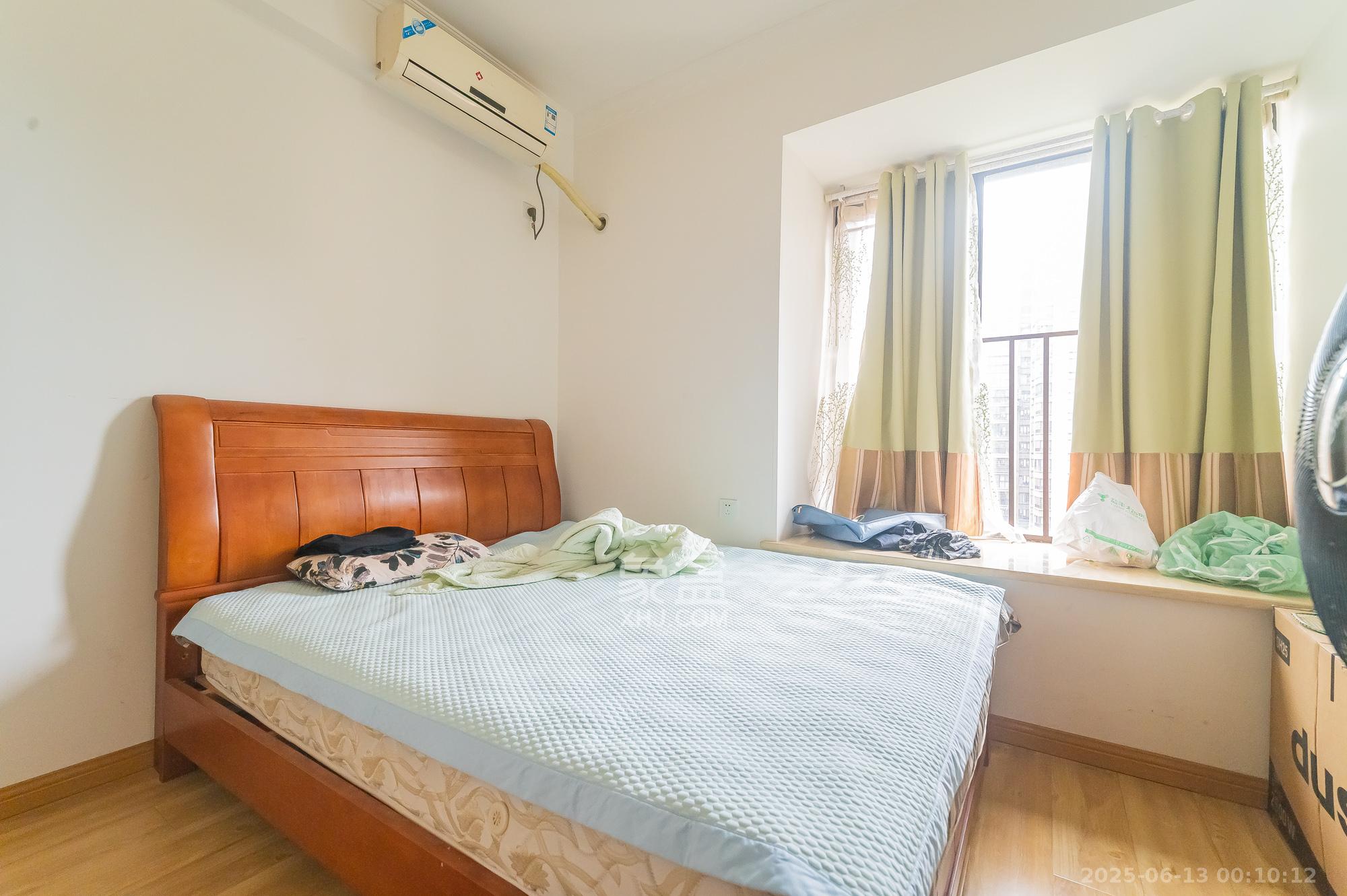 华润凤凰城三期  3室2厅2卫    100.0万 华润凤凰城三期  3室2厅2卫    100.0万卧室