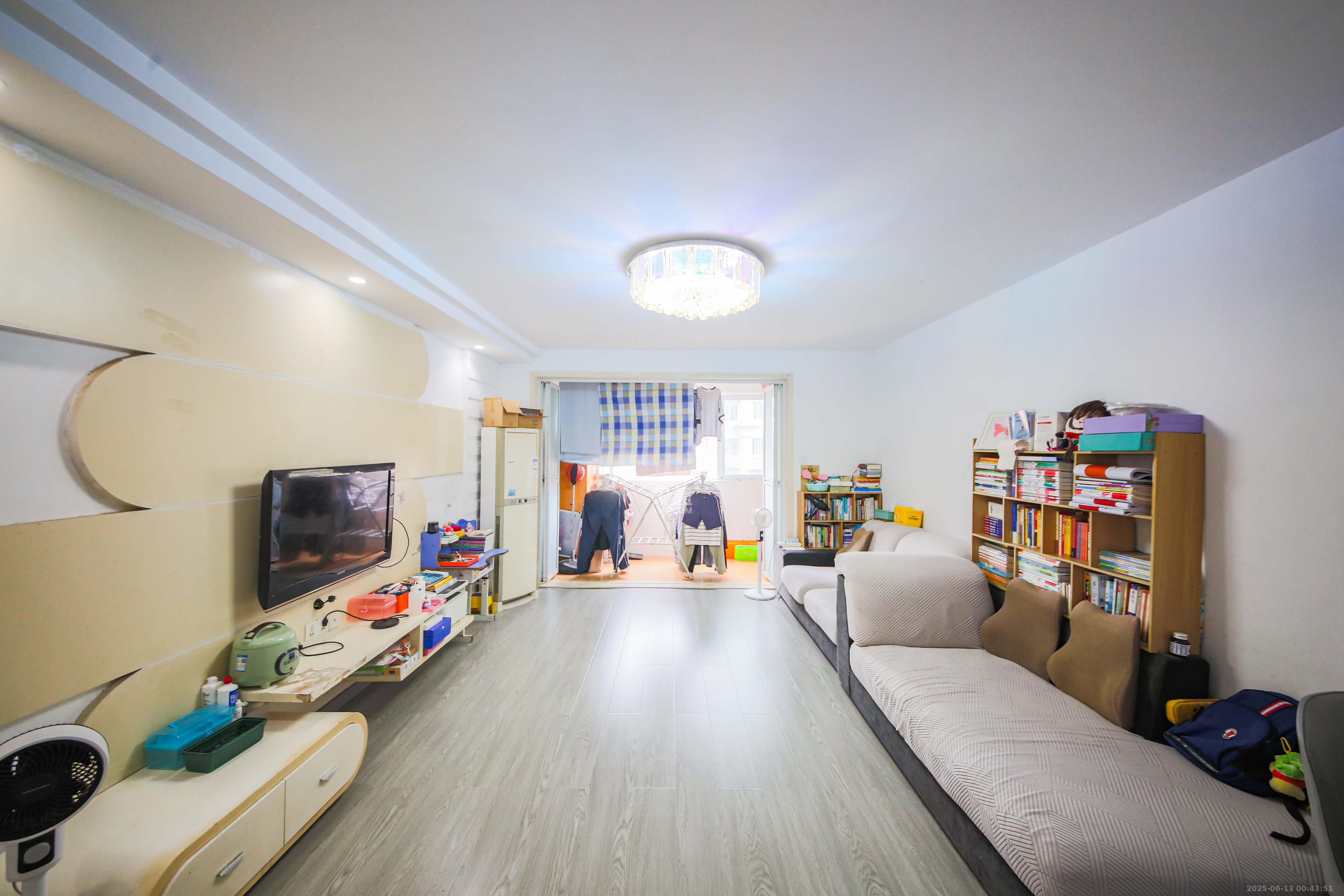 海利科院佳园  3室2厅2卫    96.0万 海利科院佳园  3室2厅2卫    96.0万客厅