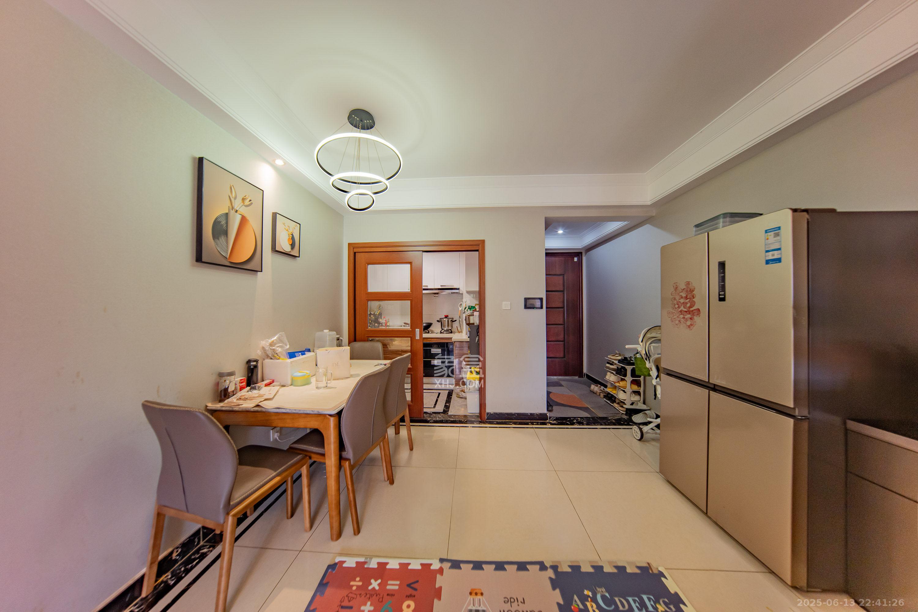 中海国际五期 3室2厅2卫 80.0万 中海国际五期 3室2厅2卫 80.0万客厅