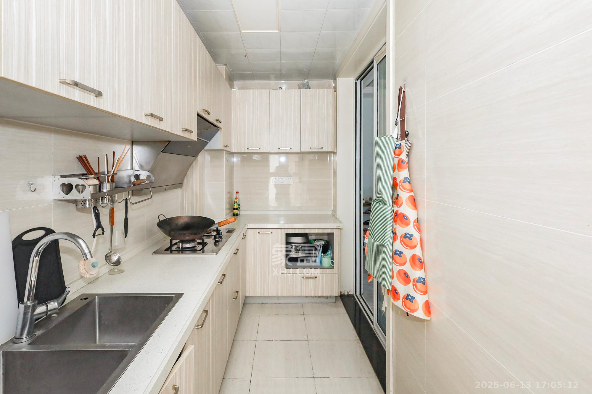 芙蓉别墅山庄(嘉湘华庭) 3室2厅2卫 120.0万 芙蓉别墅山庄(嘉湘华庭) 3室2厅2卫 120.0万厨房