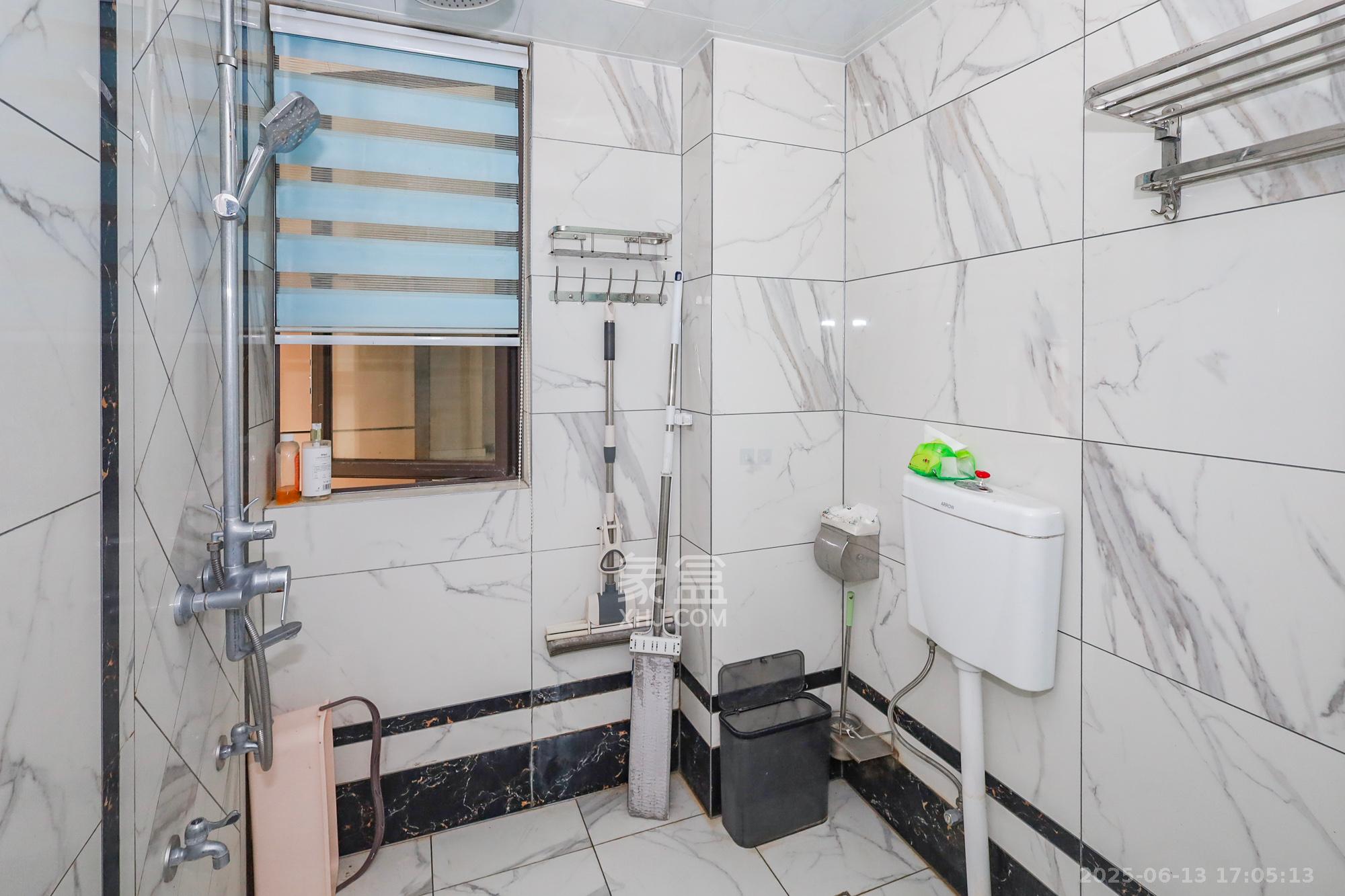 芙蓉别墅山庄(嘉湘华庭) 3室2厅2卫 120.0万 芙蓉别墅山庄(嘉湘华庭) 3室2厅2卫 120.0万卫生间