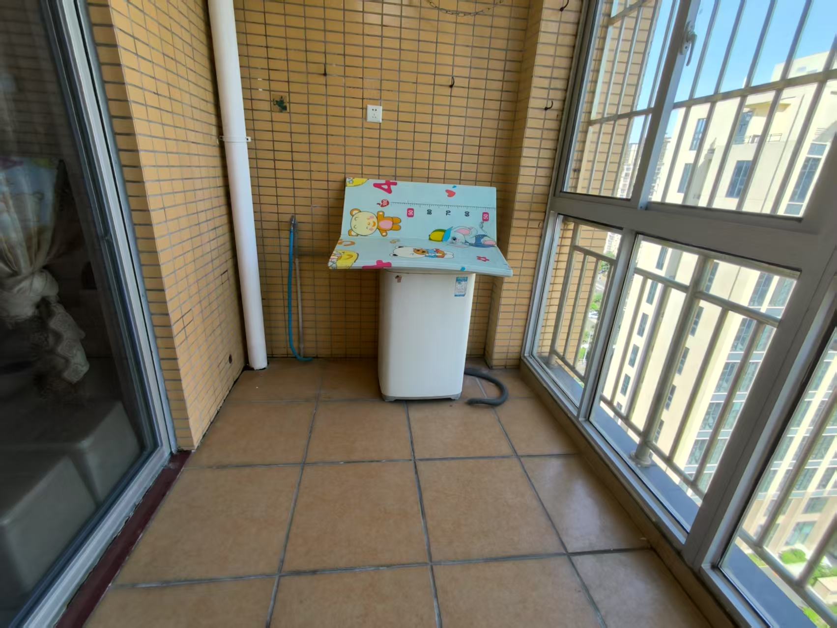 滨江度假城  2室2厅1卫   109.00万客厅
