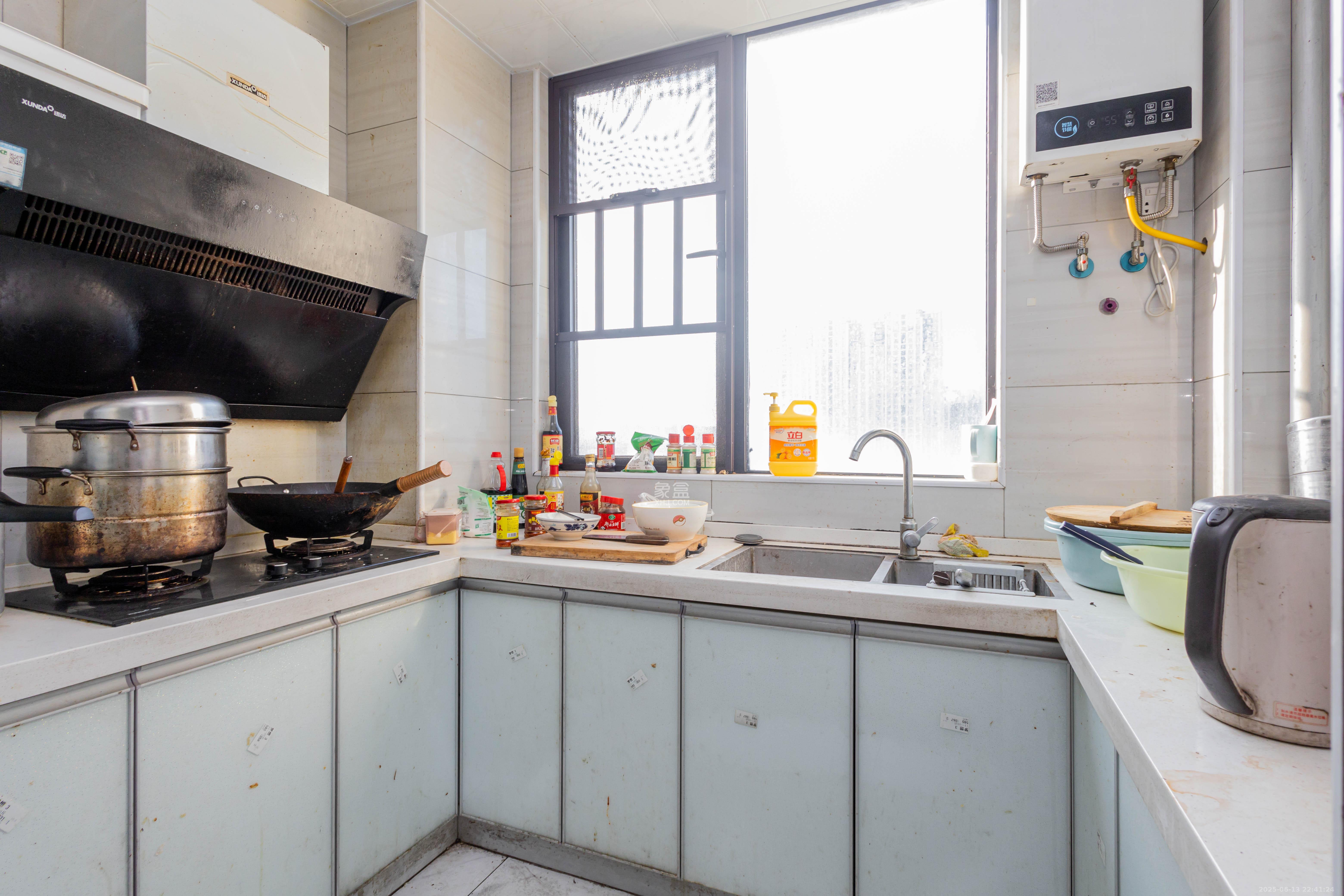 财汇新天地(财汇商务广场) 4室2厅2卫 86.0万 财汇新天地(财汇商务广场) 4室2厅2卫 86.0万厨房