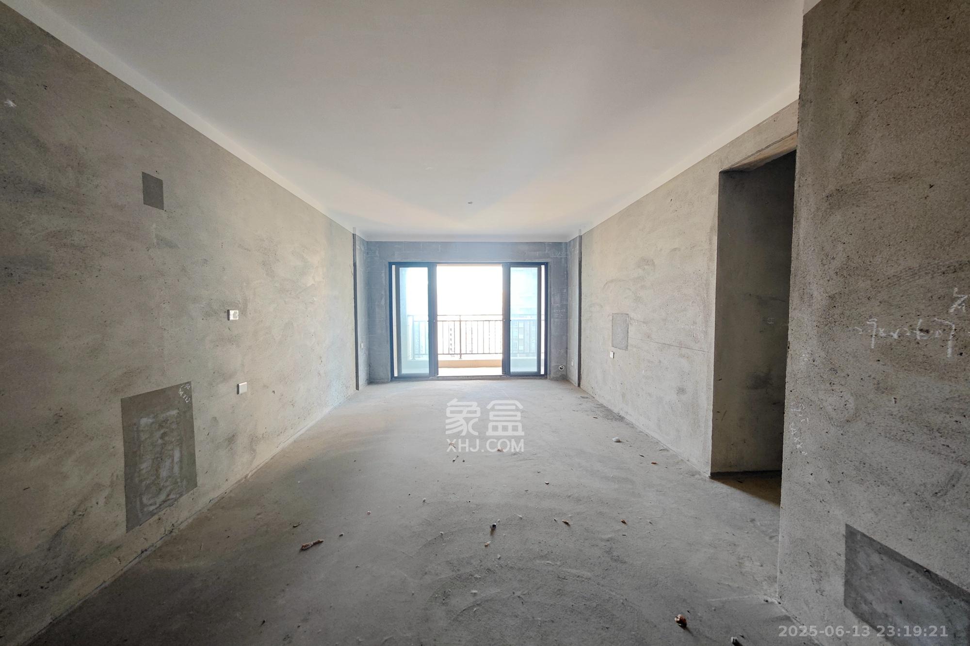 保利大都汇一期、二期  3室2厅2卫    130.0万客厅