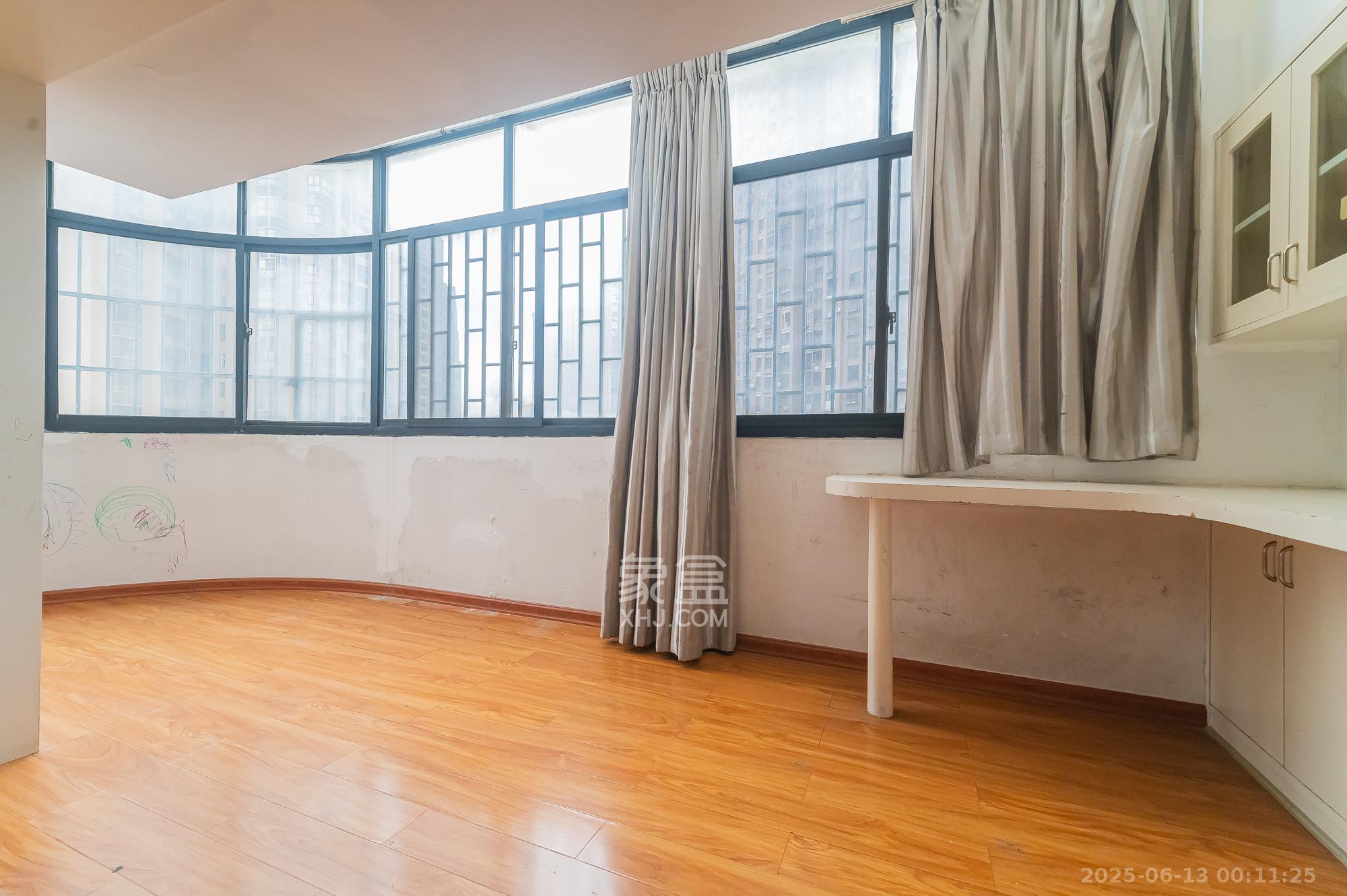 幸福里润城(幸福里二期) 4室2厅2卫 79.0万 幸福里润城(幸福里二期) 4室2厅2卫 79.0万阳台