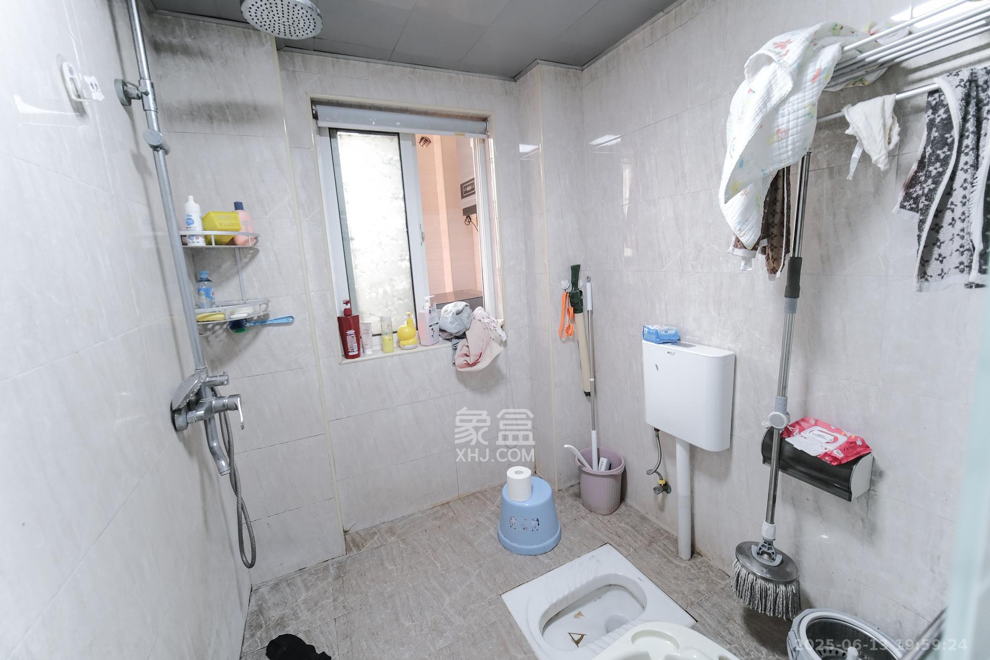 山水湾 3室2厅2卫 79.8万 山水湾 3室2厅2卫 79.8万卫生间