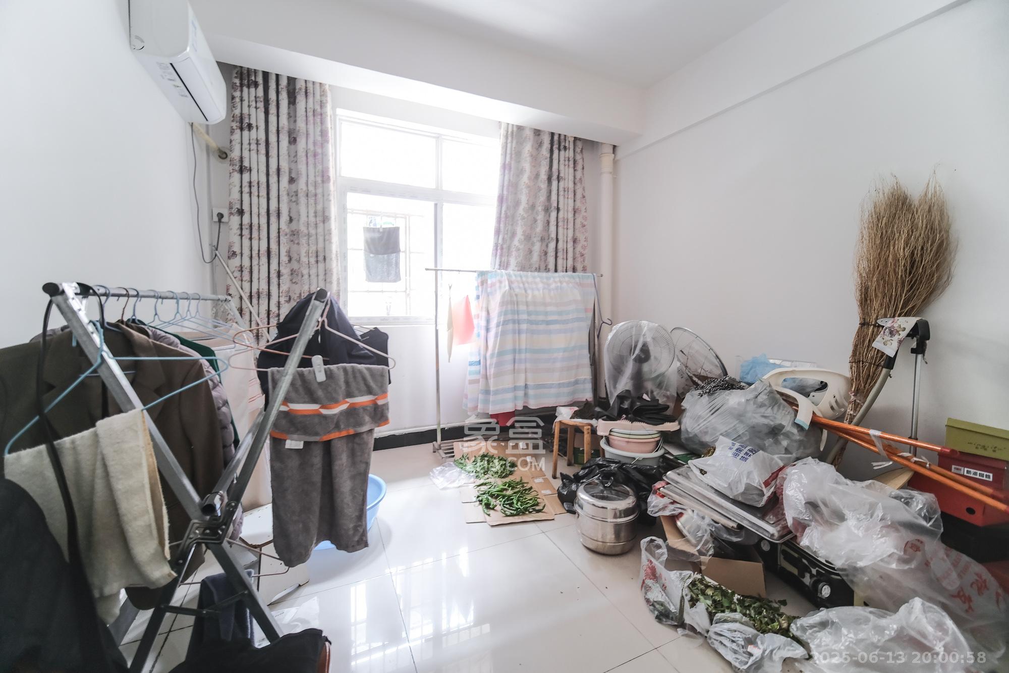 金鹰机电大市场  2室2厅1卫   35.00万卧室