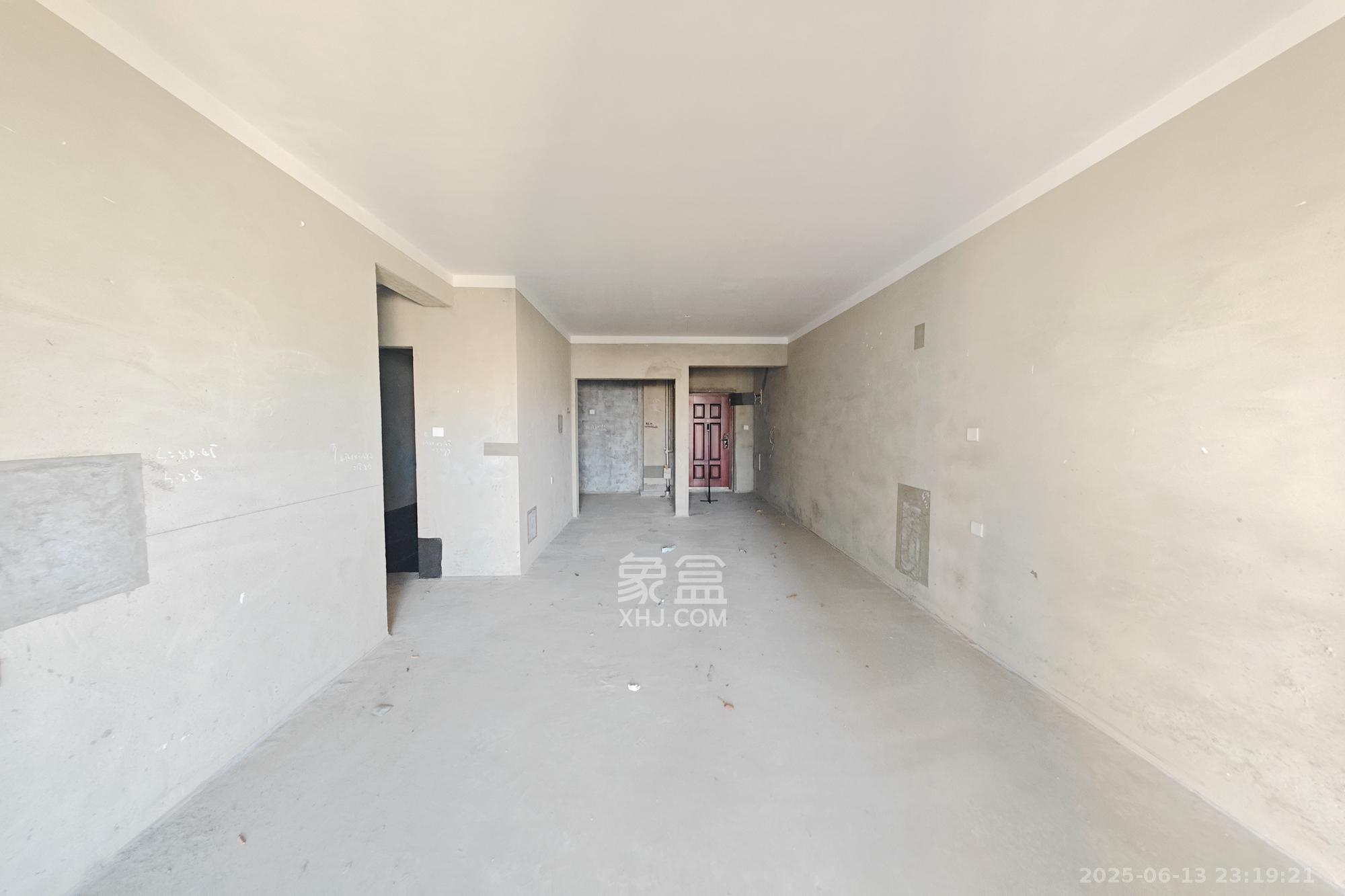 保利大都汇一期、二期  3室2厅2卫    130.0万客厅