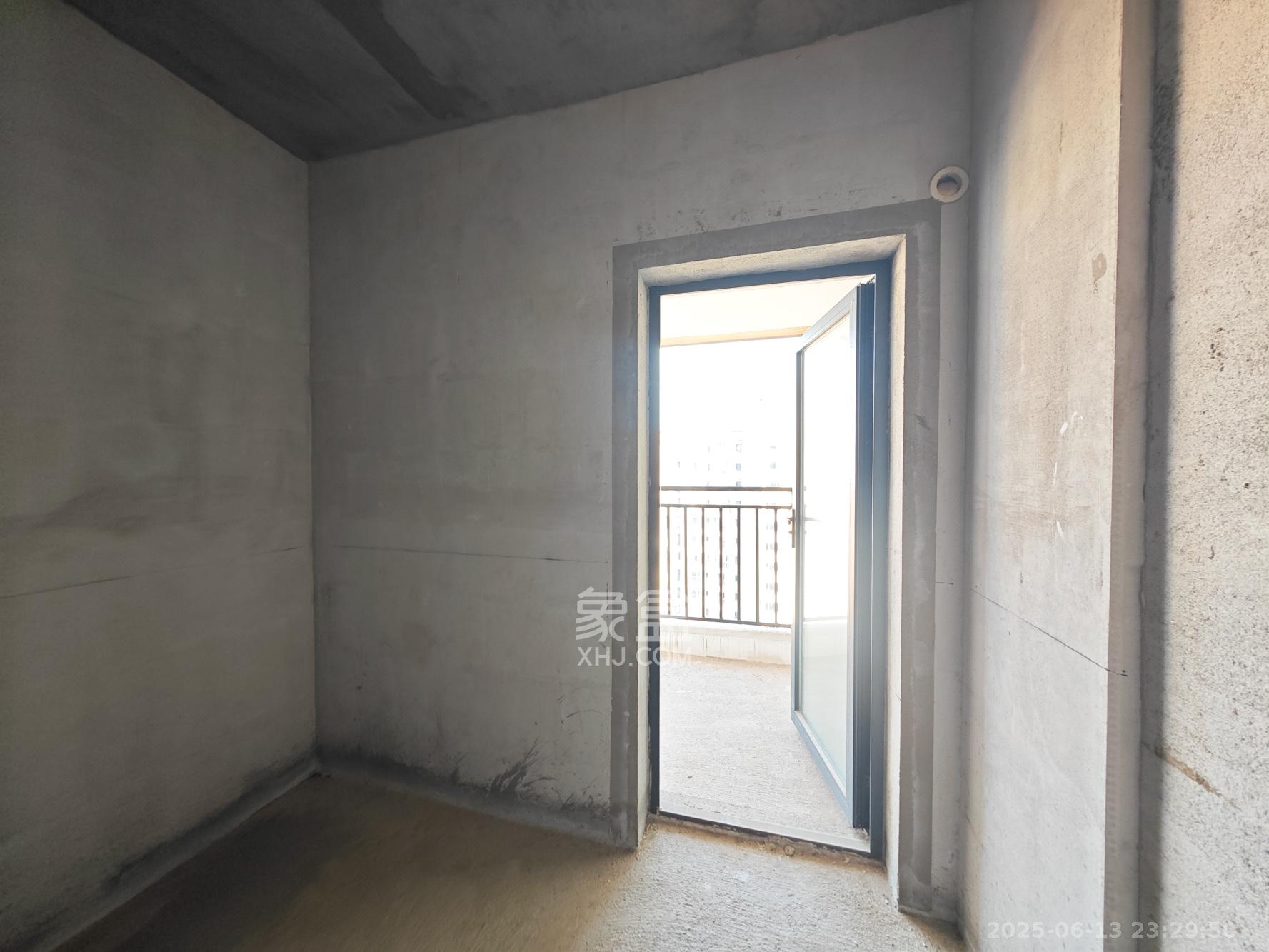 中建嘉和城  1室0厅0卫   85.00万卧室