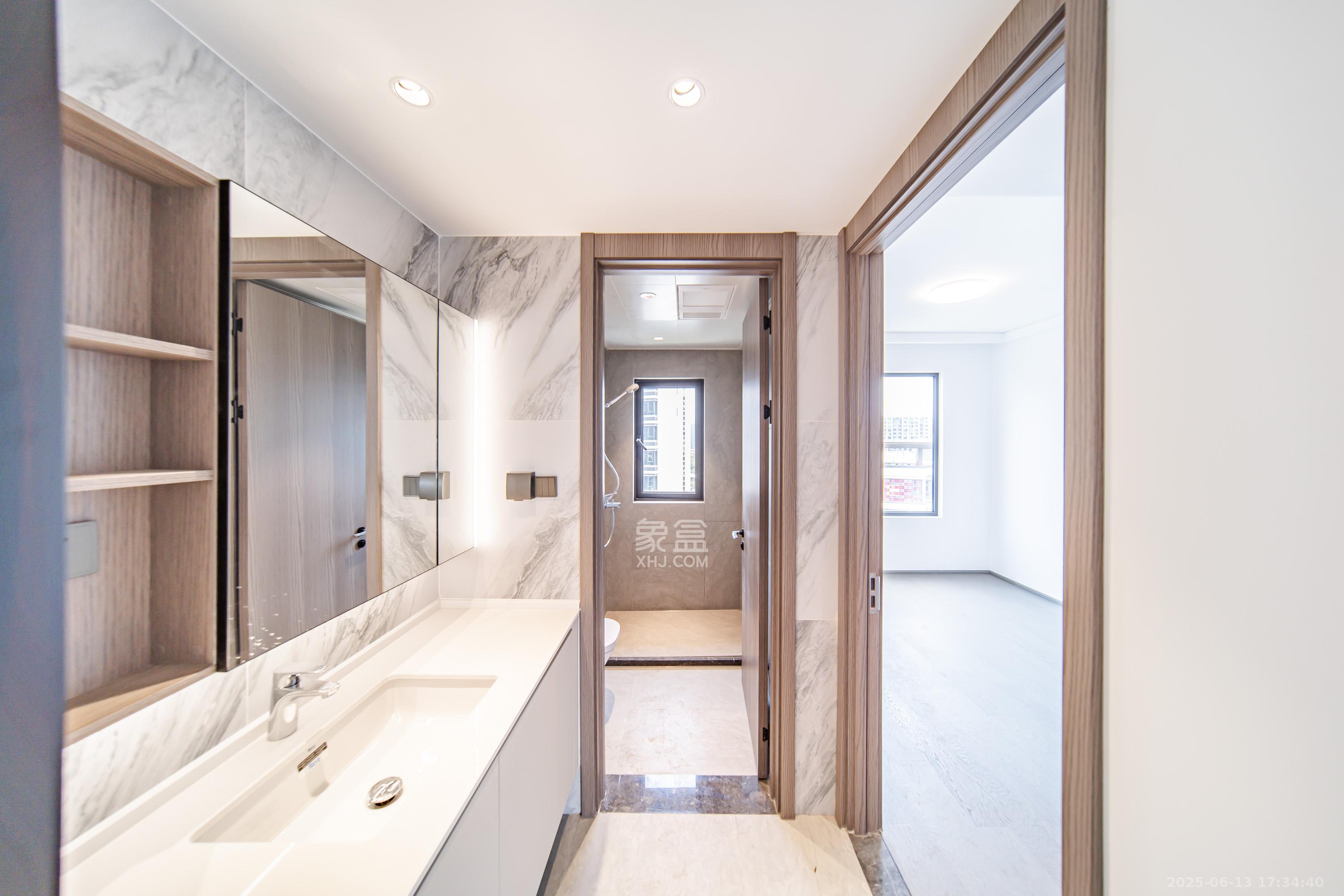 华润置地润樾府  4室2厅2卫    175.0万 华润置地润樾府  4室2厅2卫    175.0万卫生间