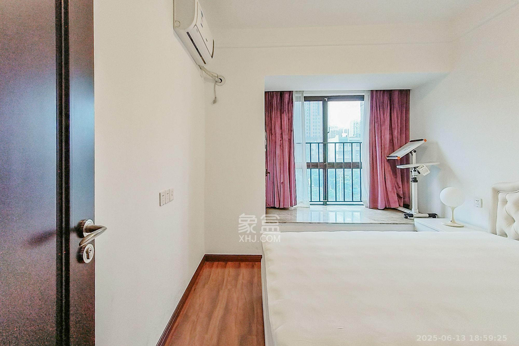 绿地中央广场 1室2厅1卫 4000.0元/月 绿地中央广场 1室2厅1卫 4000.0元/月室内图