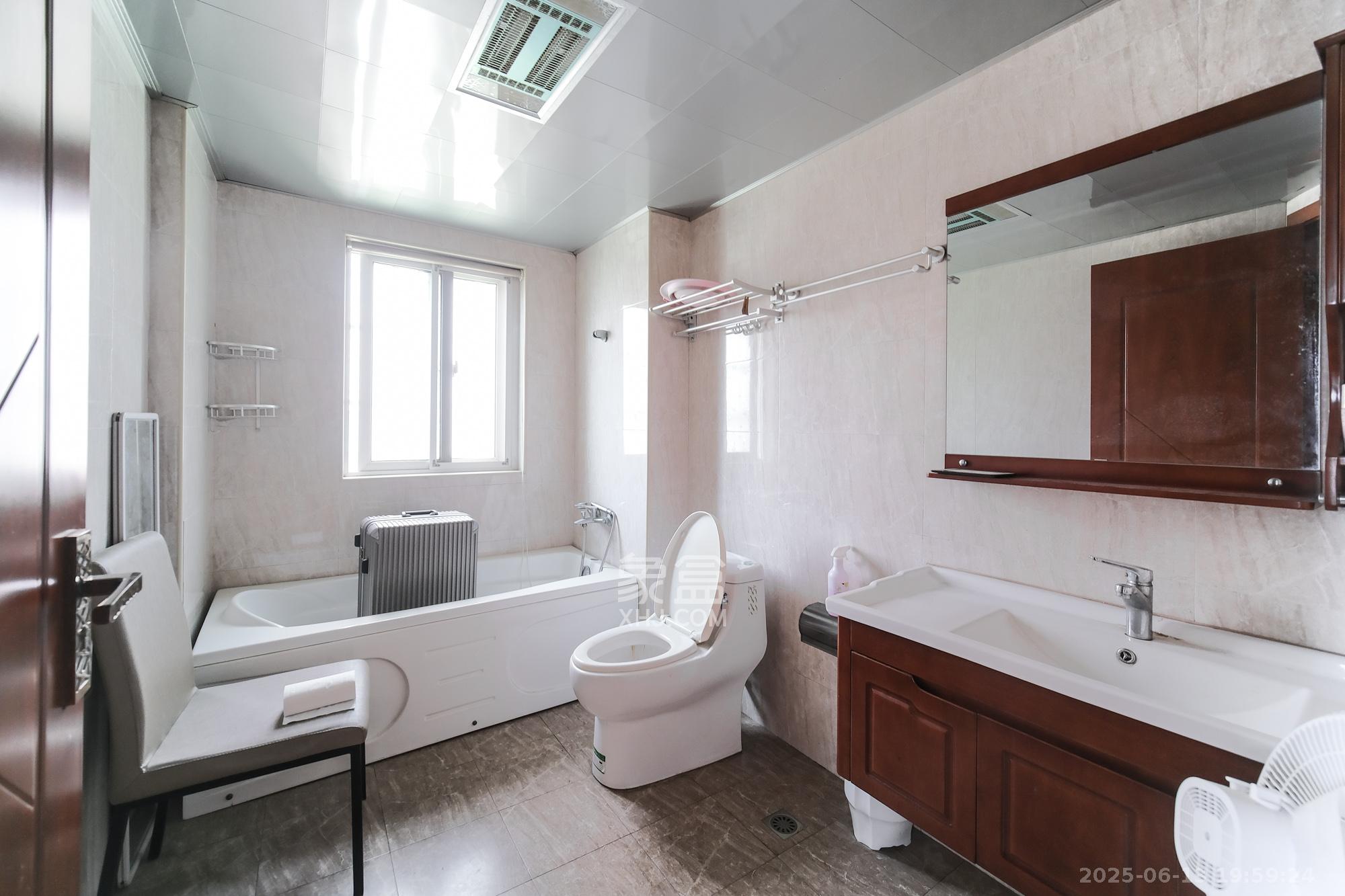 山水湾 3室2厅2卫 79.8万 山水湾 3室2厅2卫 79.8万卫生间