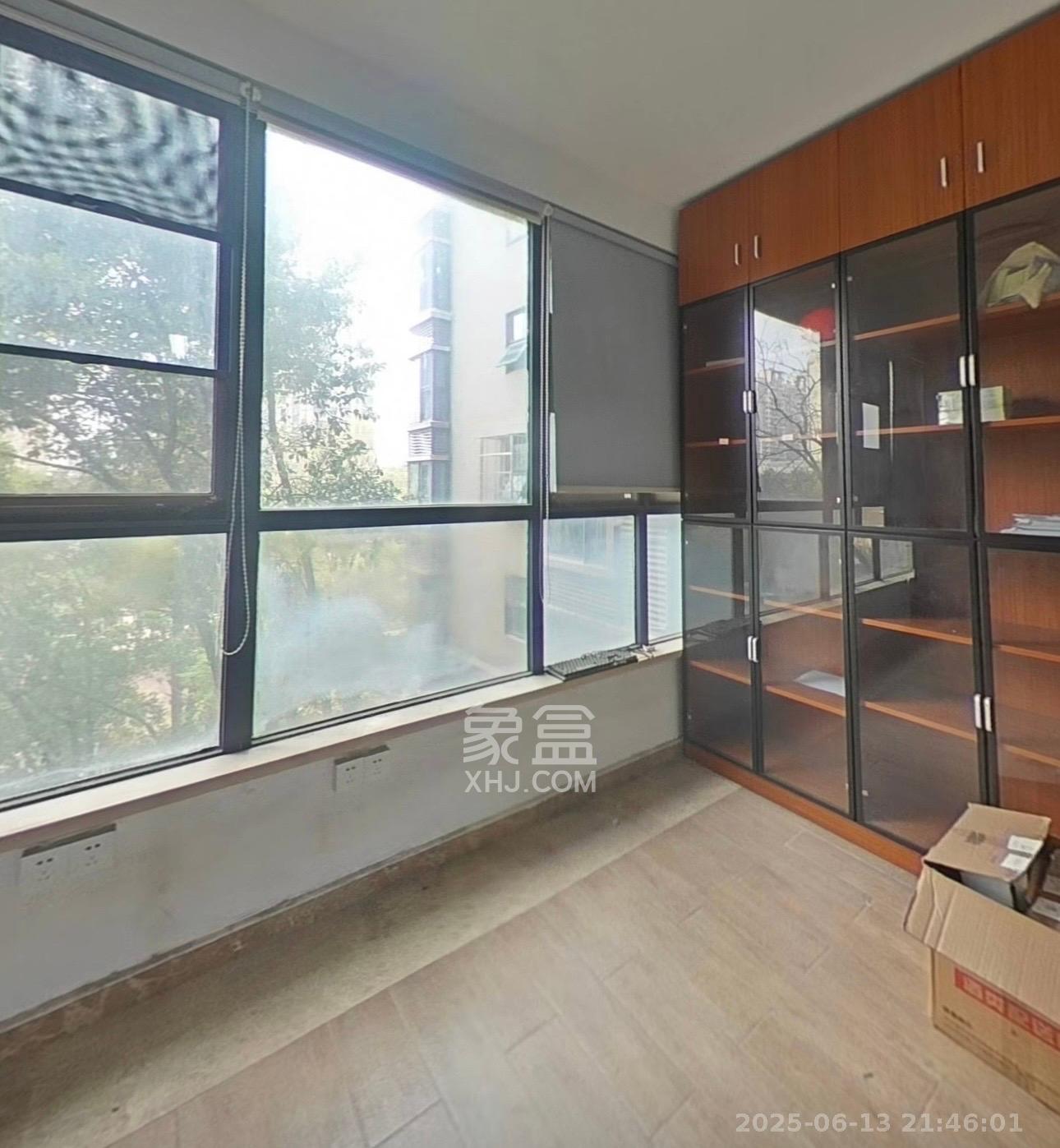 藏珑湖上国际花园 4室2厅2卫 5500.0元/月 藏珑湖上国际花园 4室2厅2卫 5500.0元/月室内图