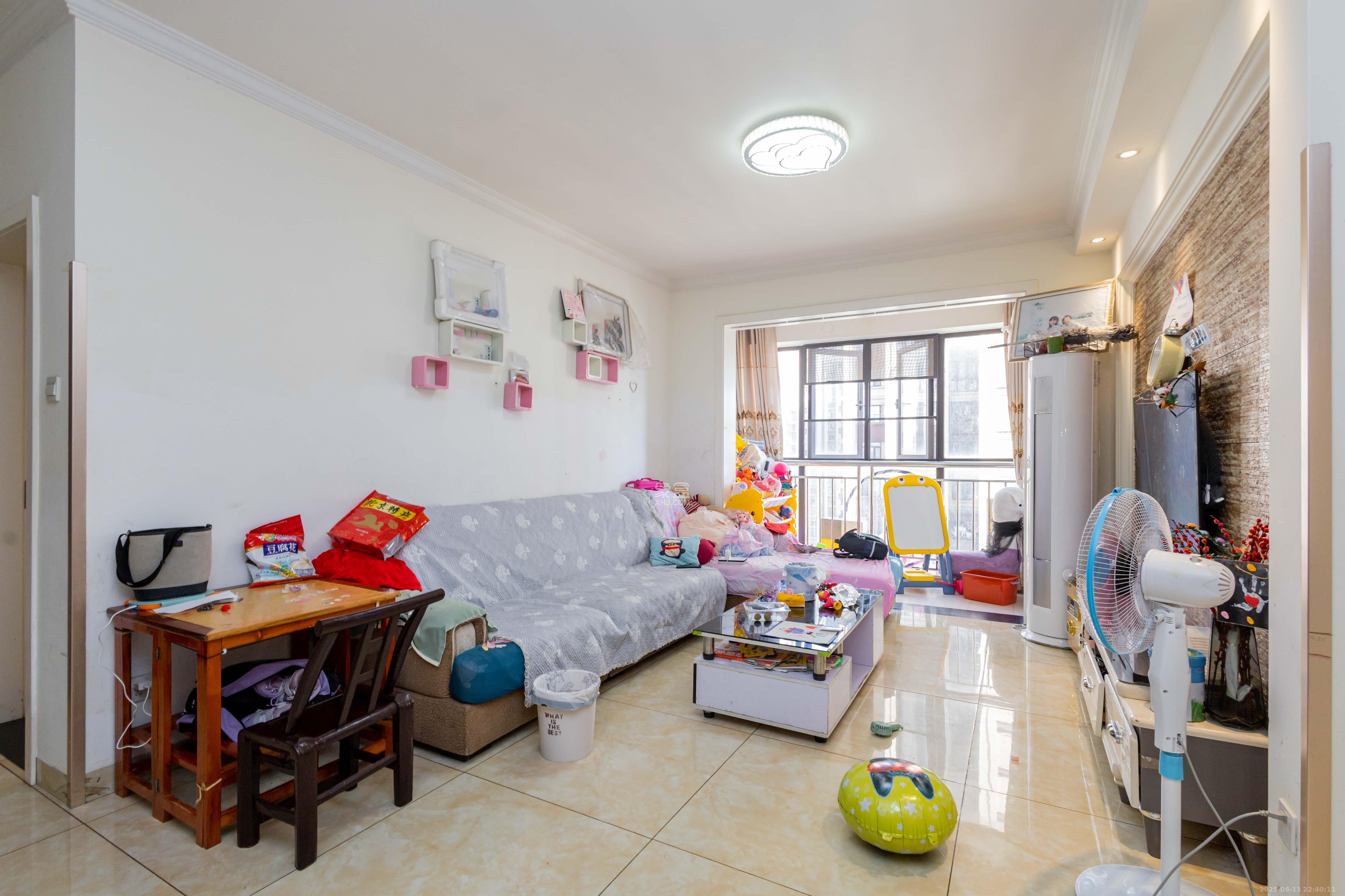 东方美地  3室2厅2卫    62.8万客厅