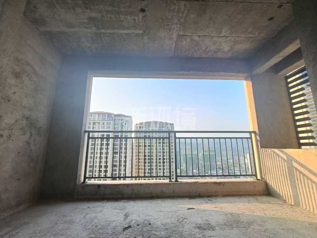 丽景天下二期  4室2厅2卫   91.80万客厅