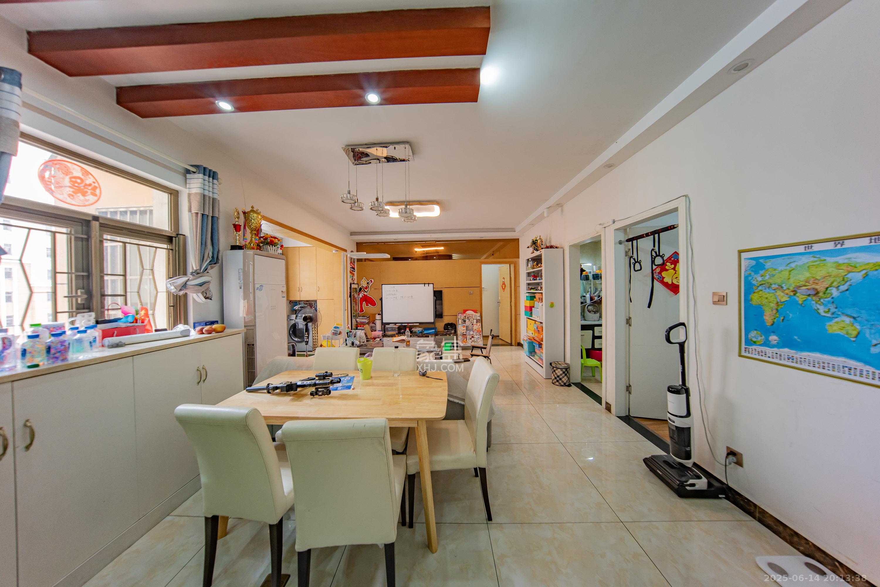 米兰春天 4室2厅2卫 73.8万 米兰春天 4室2厅2卫 73.8万客厅