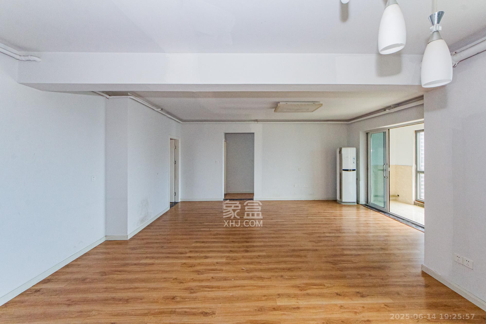 北辰三角洲C2区  3室2厅2卫    185.0万 北辰三角洲C2区  3室2厅2卫    185.0万客厅