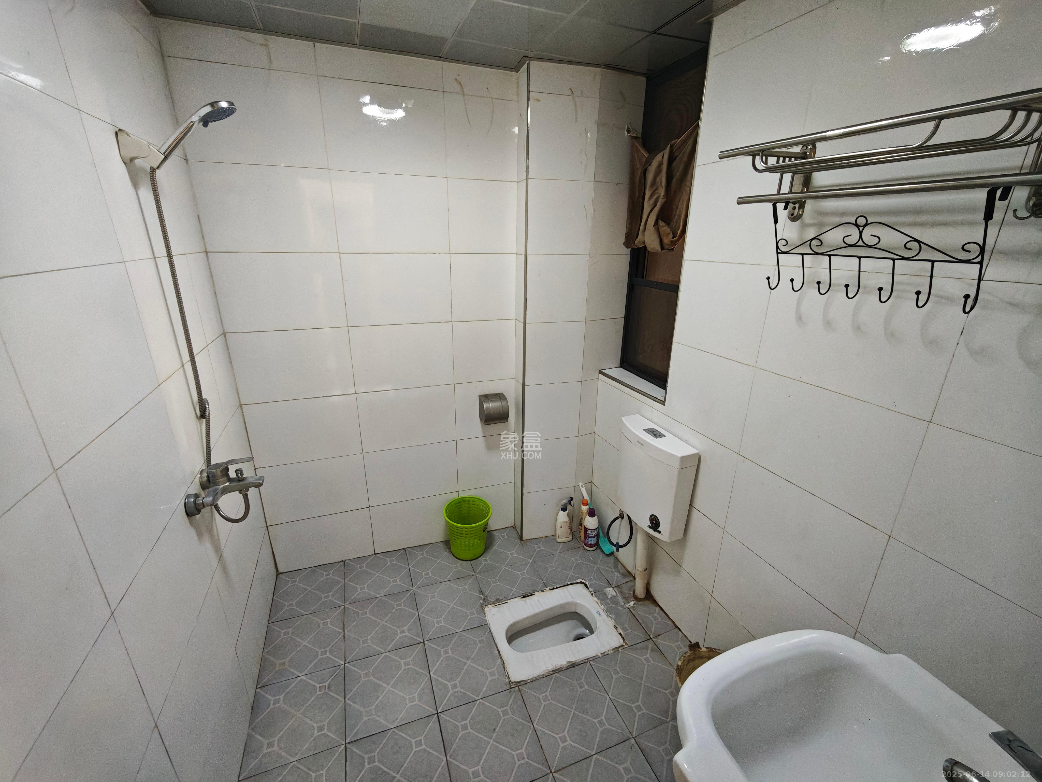 翡翠华庭 3室2厅1卫 2300.0元/月 翡翠华庭 3室2厅1卫 2300.0元/月室内图