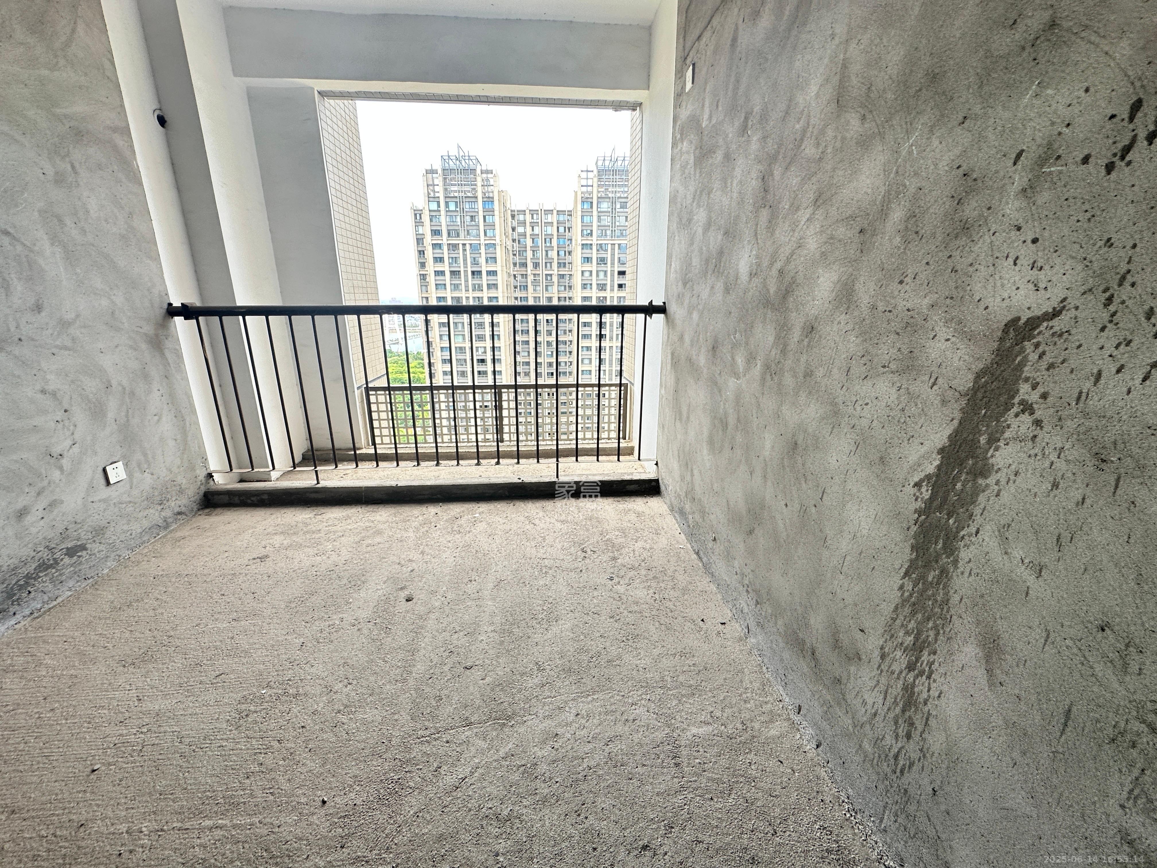 长房上层国际  4室2厅2卫    60.0万 长房上层国际  4室2厅2卫    60.0万客厅