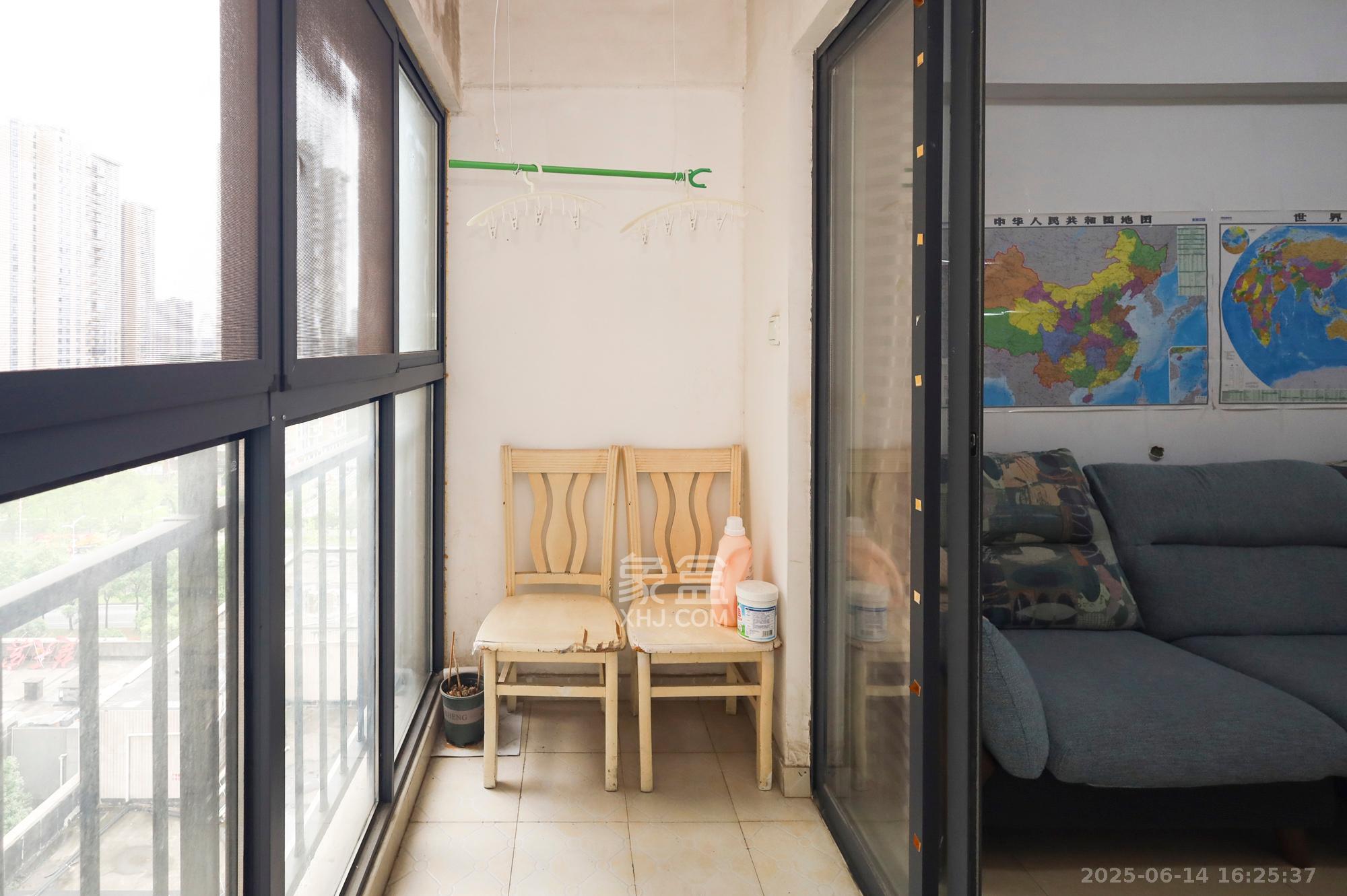 极目楚天  2室2厅1卫    2400.0元/月 极目楚天  2室2厅1卫    2400.0元/月室内图