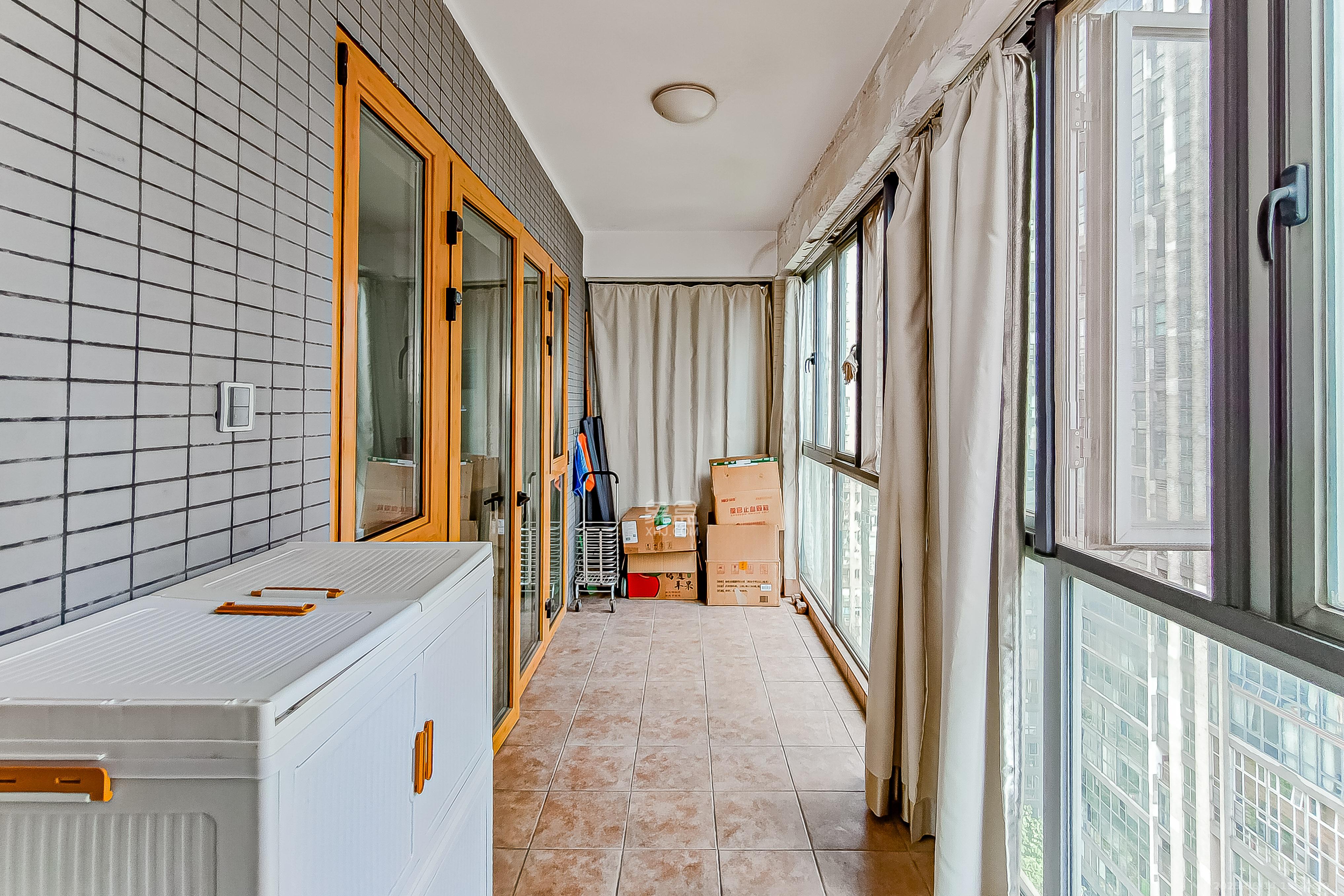 建鸿达华都（华都小户型及大华写字楼）  4室2厅2卫   239.00万阳台