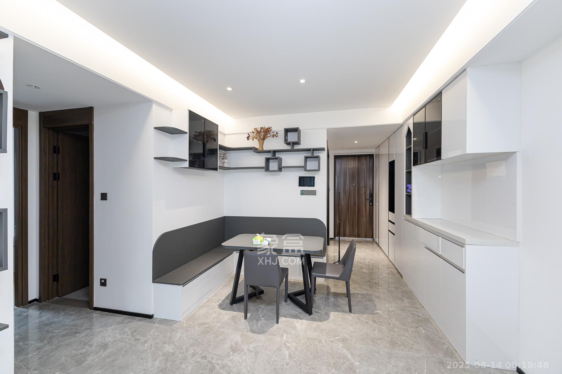 万科滨河道 3室2厅2卫 135.0万 万科滨河道 3室2厅2卫 135.0万客厅