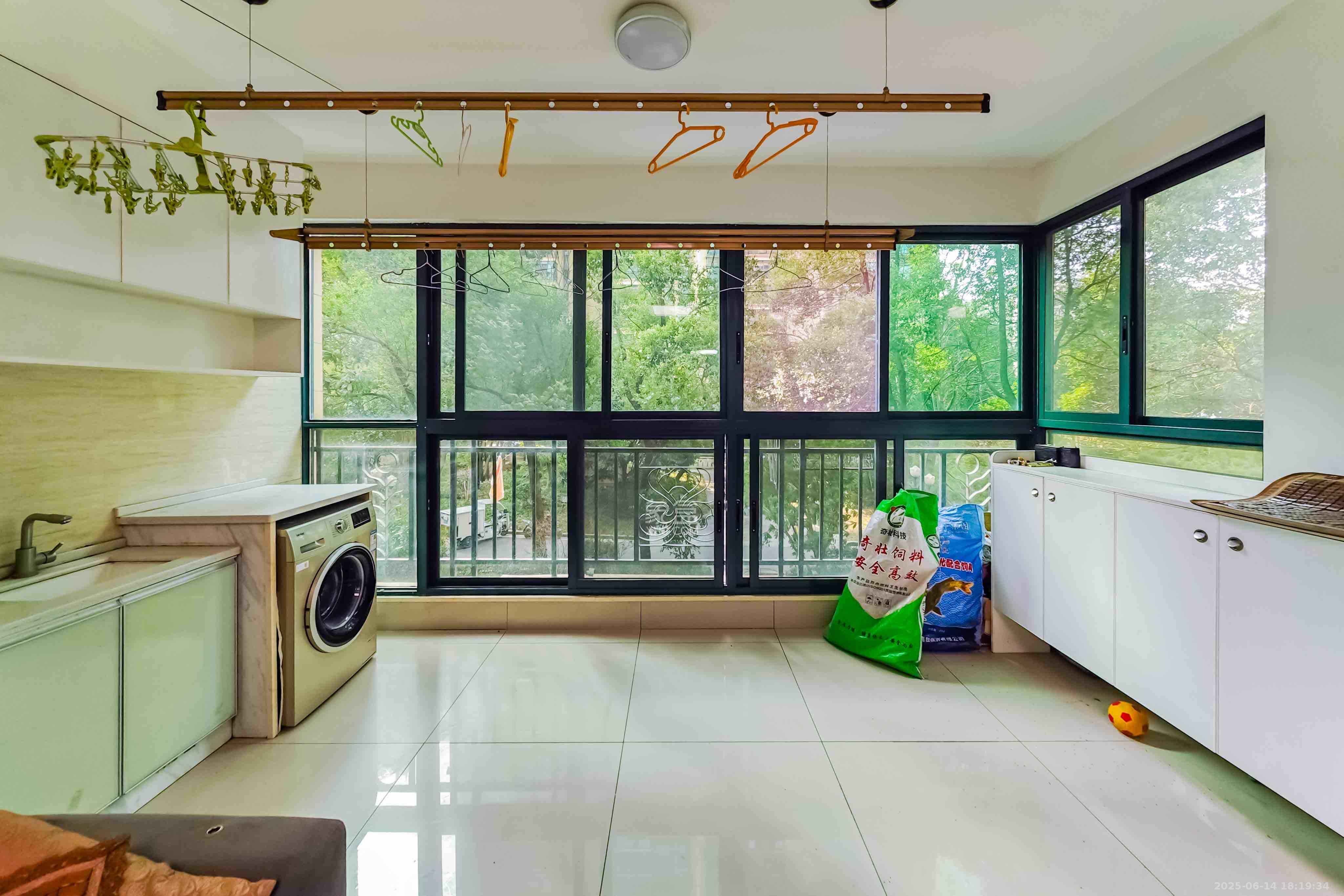 恒大绿洲 1室2厅2卫 2800.0元/月 恒大绿洲 1室2厅2卫 2800.0元/月室内图