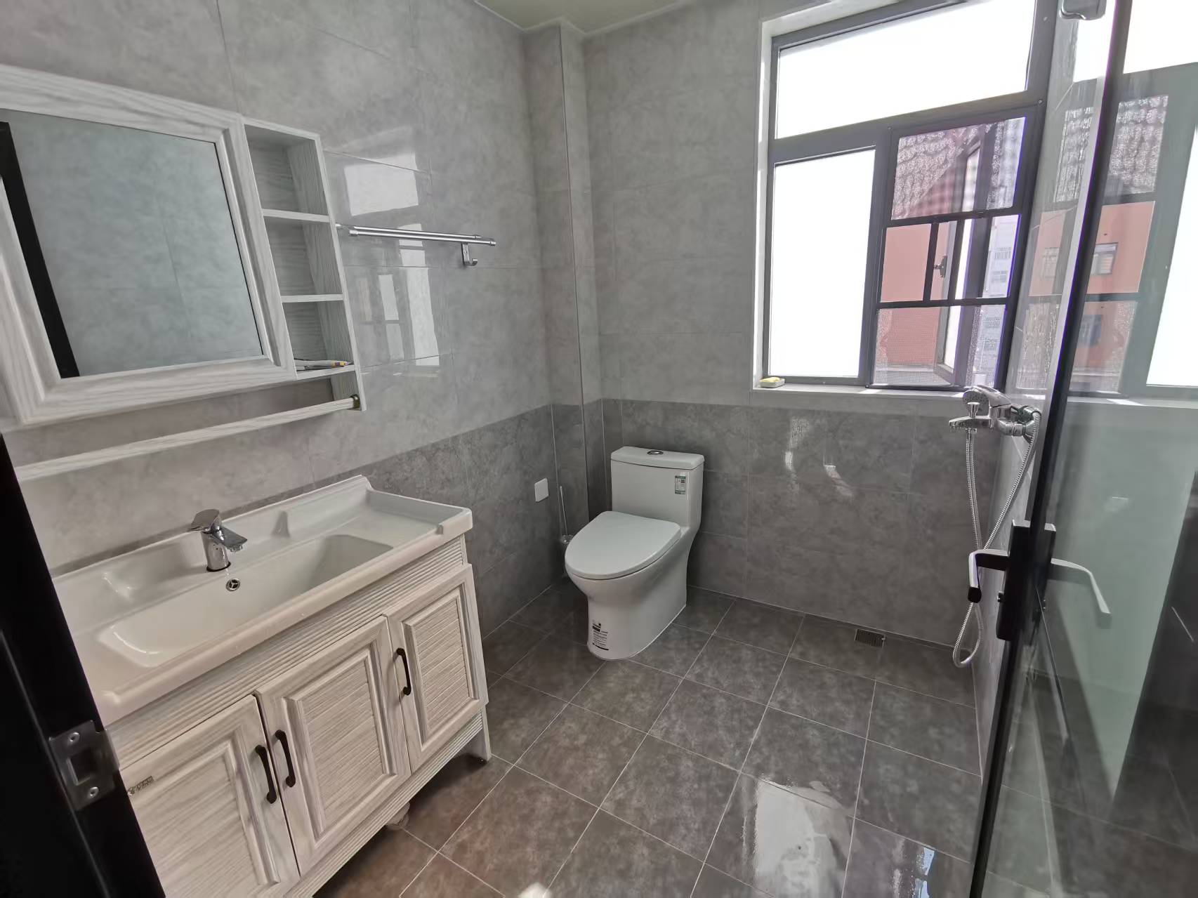 兴质苑住宅小区  3室2厅2卫    2000.0元/月室内图