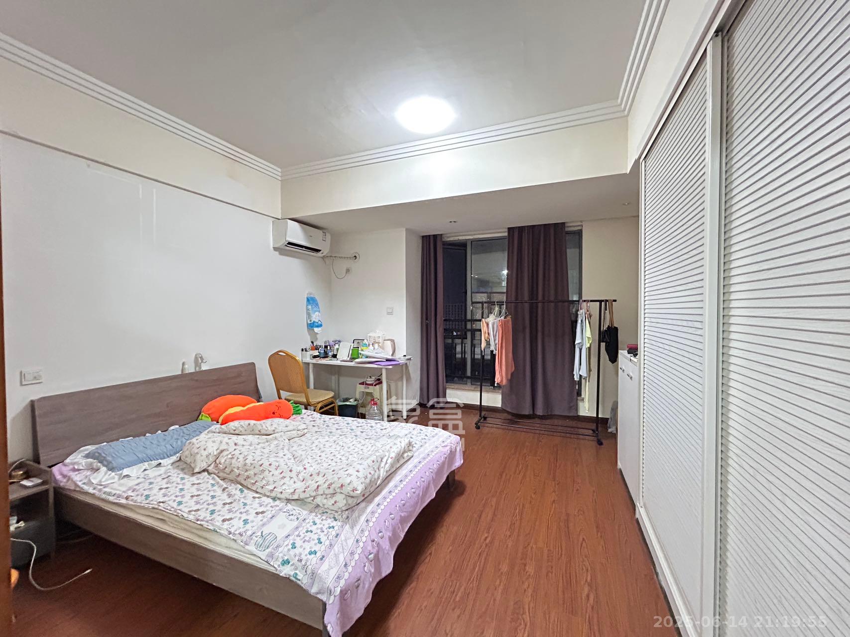 西子一间  1室1厅1卫    1700.0元/月 西子一间  1室1厅1卫    1700.0元/月室内图