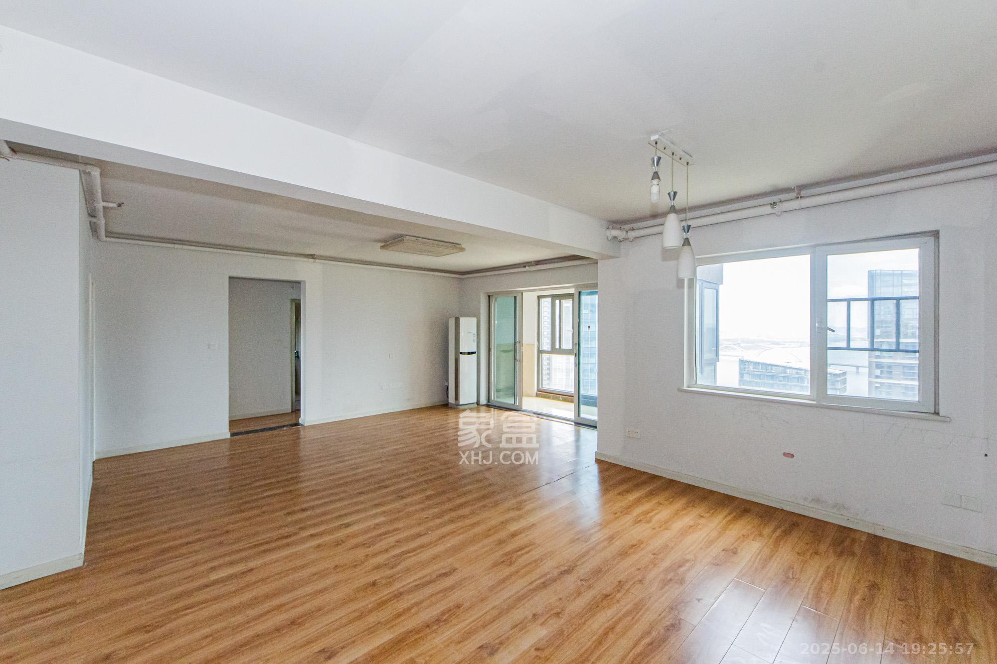 北辰三角洲C2区  3室2厅2卫    185.0万 北辰三角洲C2区  3室2厅2卫    185.0万客厅