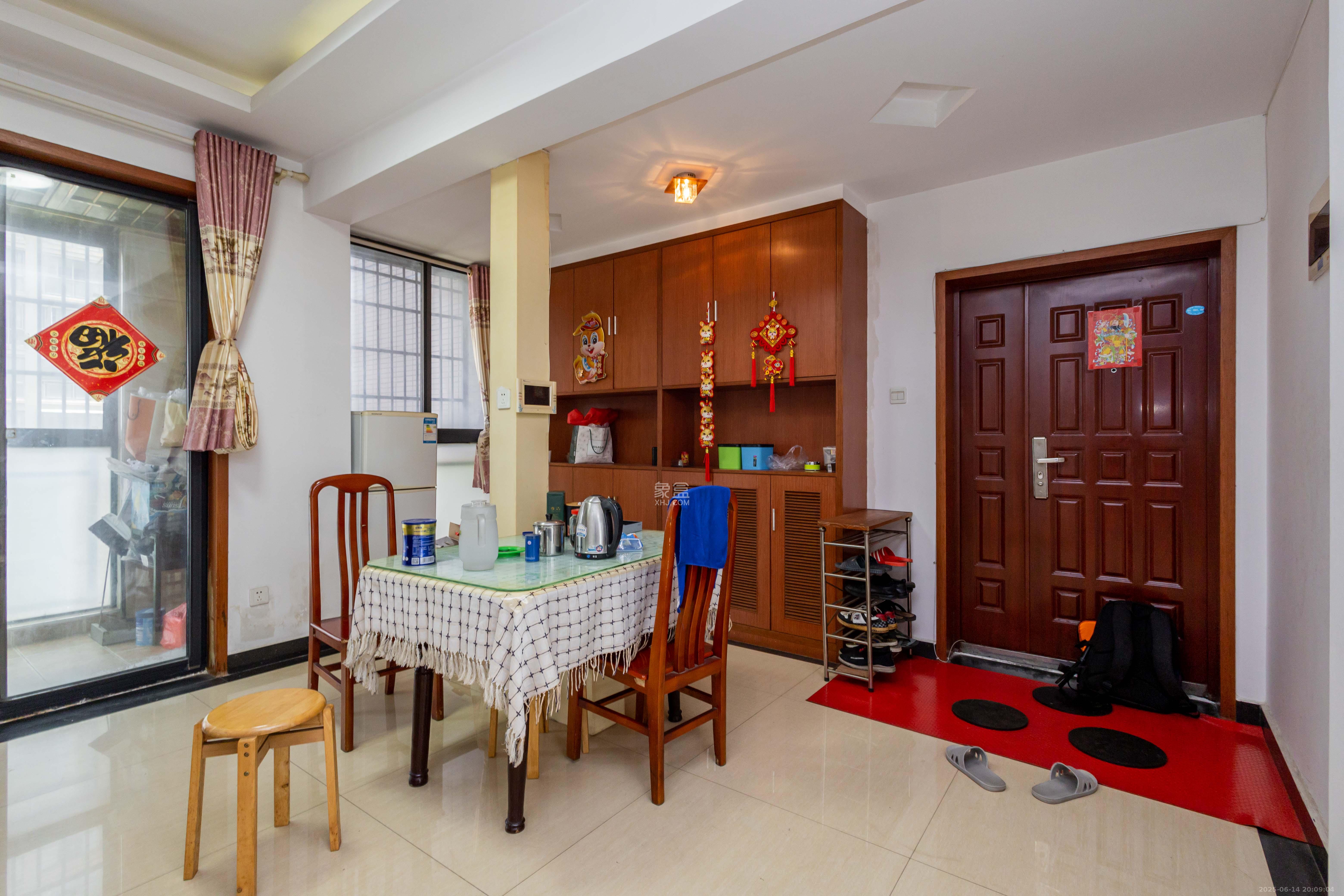 辉煌国际城一期 3室2厅2卫 99.8万 辉煌国际城一期 3室2厅2卫 99.8万客厅