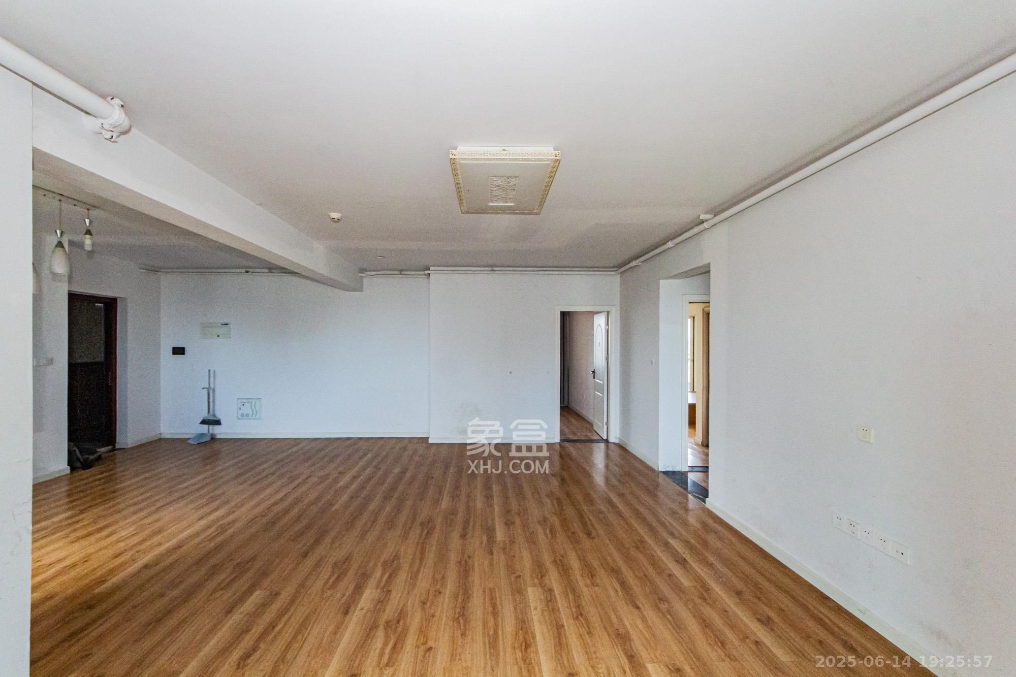 北辰三角洲C2区  3室2厅2卫    185.0万客厅