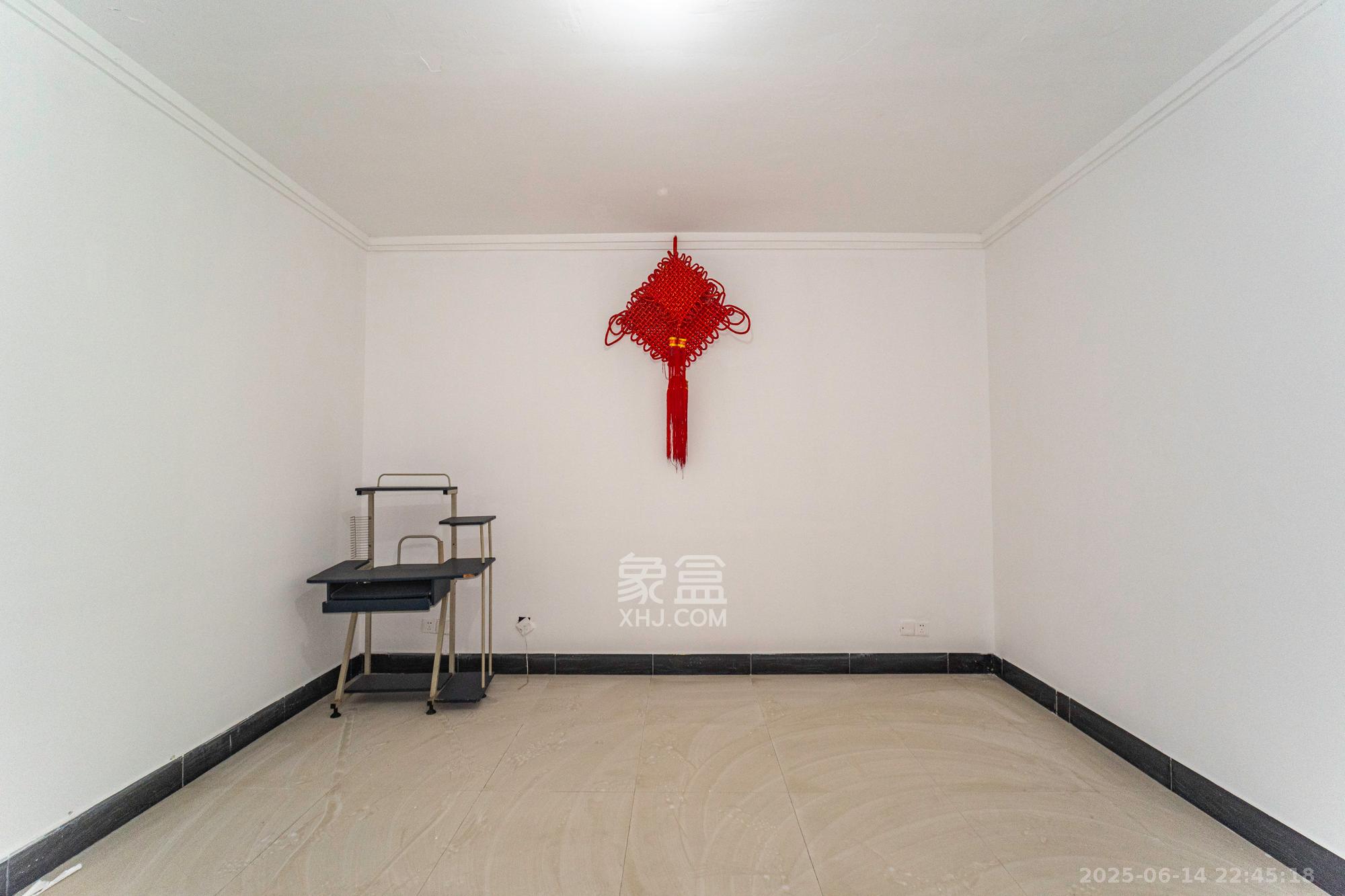 中南汽车世界 2室2厅1卫 36.0万 中南汽车世界 2室2厅1卫 36.0万客厅