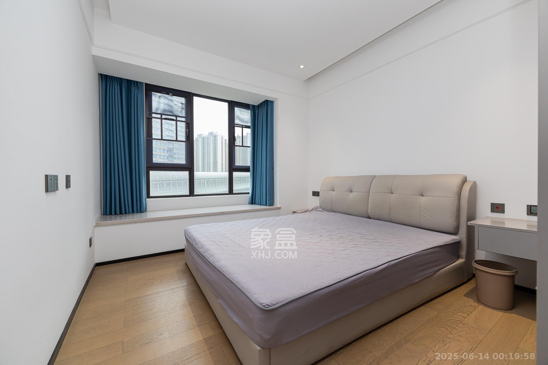 万科滨河道 3室2厅2卫 135.0万 万科滨河道 3室2厅2卫 135.0万卧室