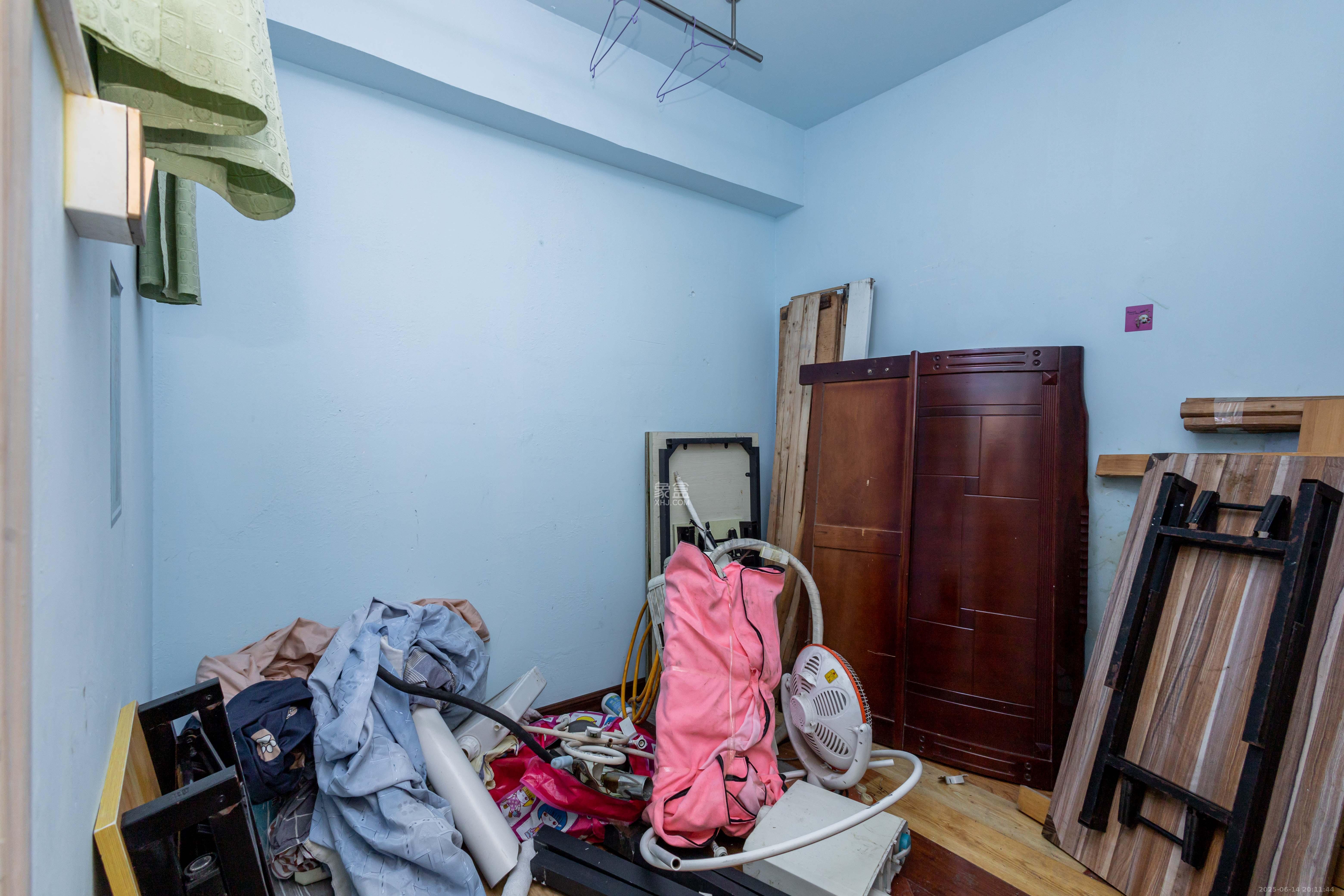 圣力华苑 3室2厅2卫 59.8万 圣力华苑 3室2厅2卫 59.8万卧室