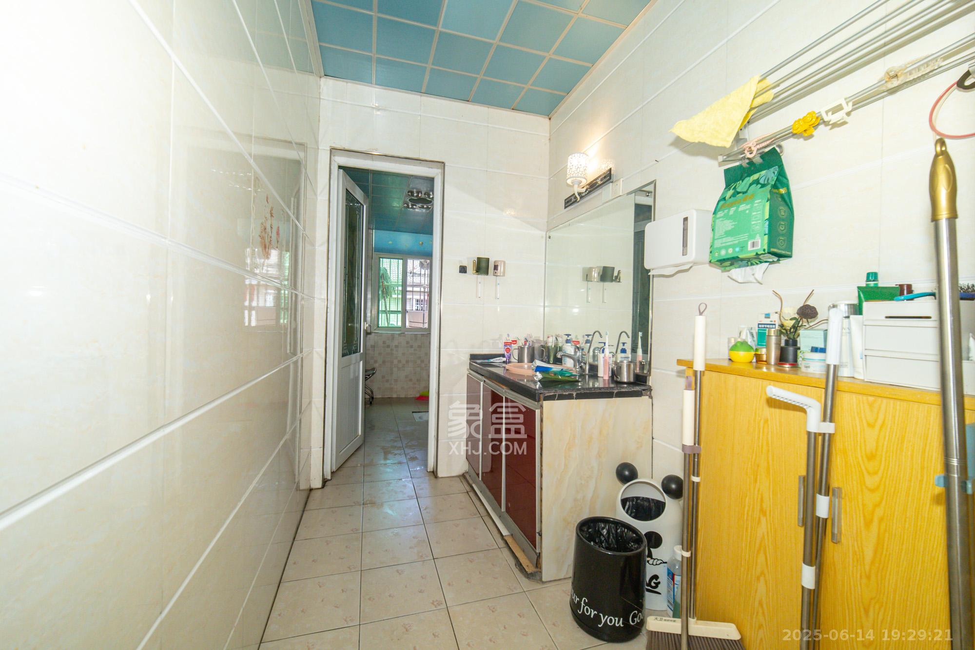 圆梦花园 4室2厅1卫 49.8万 圆梦花园 4室2厅1卫 49.8万卫生间