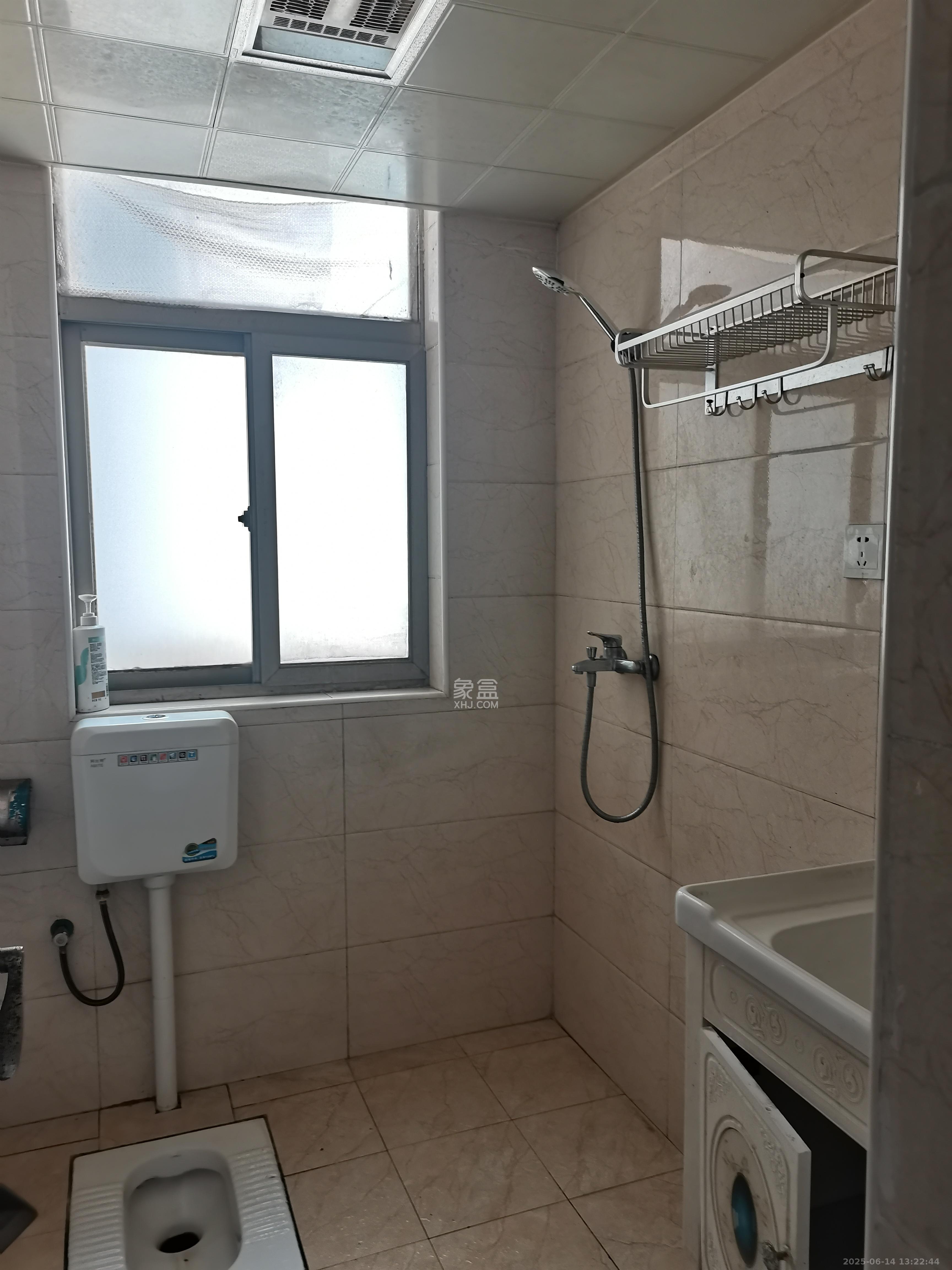 96301部队小区  4室2厅2卫   2400.00元/月室内图