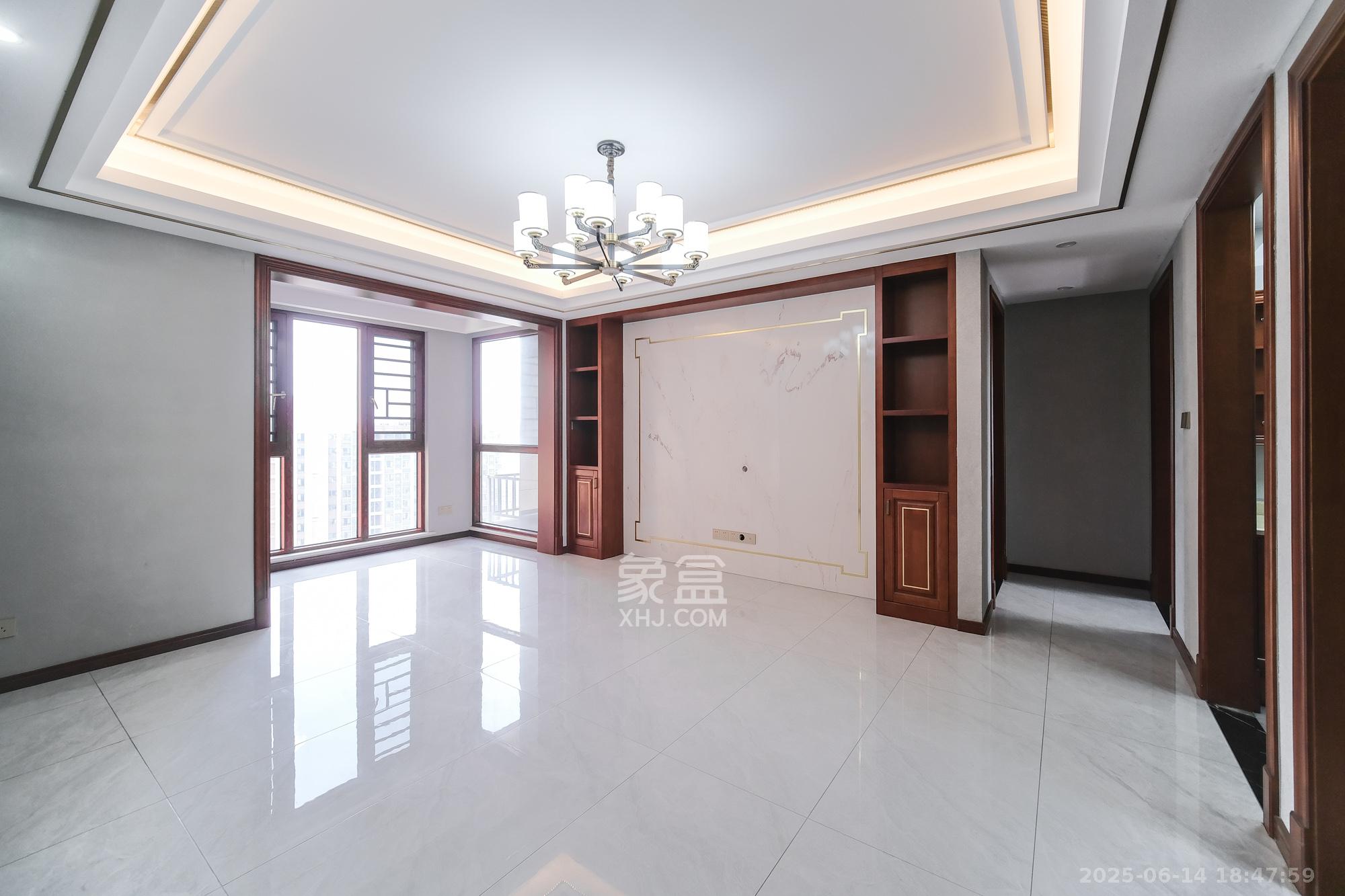 荣盛花语城  4室2厅2卫    93.0万 荣盛花语城  4室2厅2卫    93.0万客厅