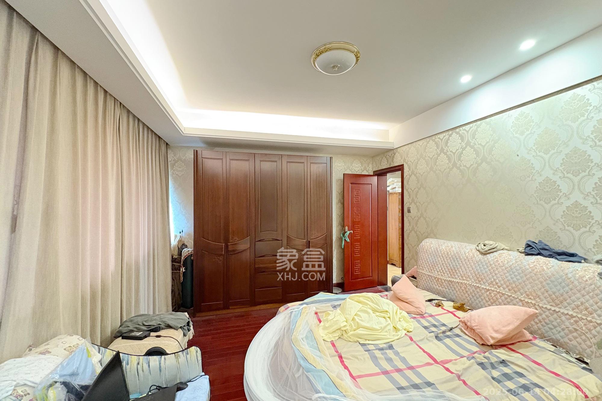 王府花园  8室2厅4卫   360.00万卧室