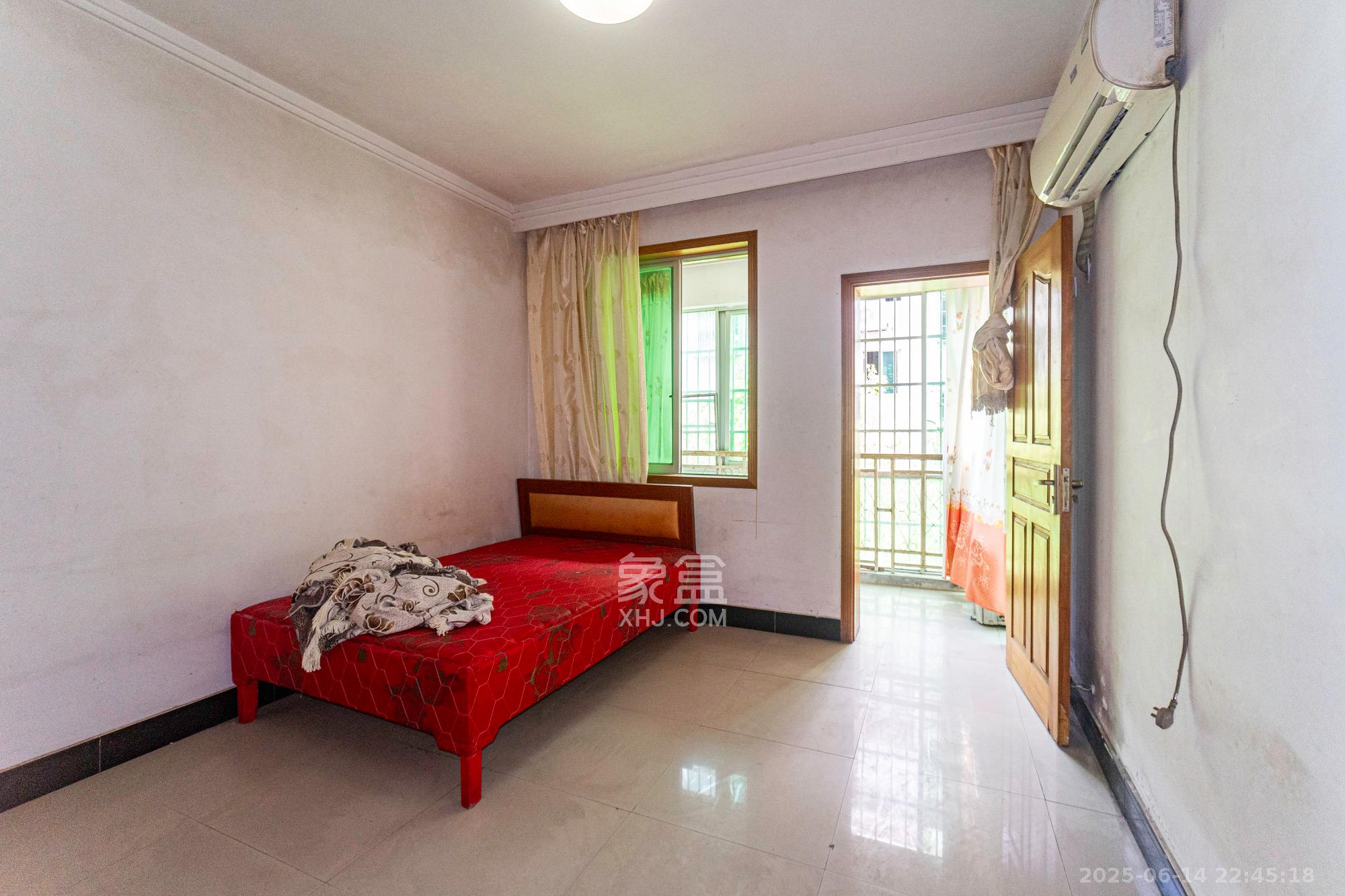 中南汽车世界 2室2厅1卫 36.0万 中南汽车世界 2室2厅1卫 36.0万卧室