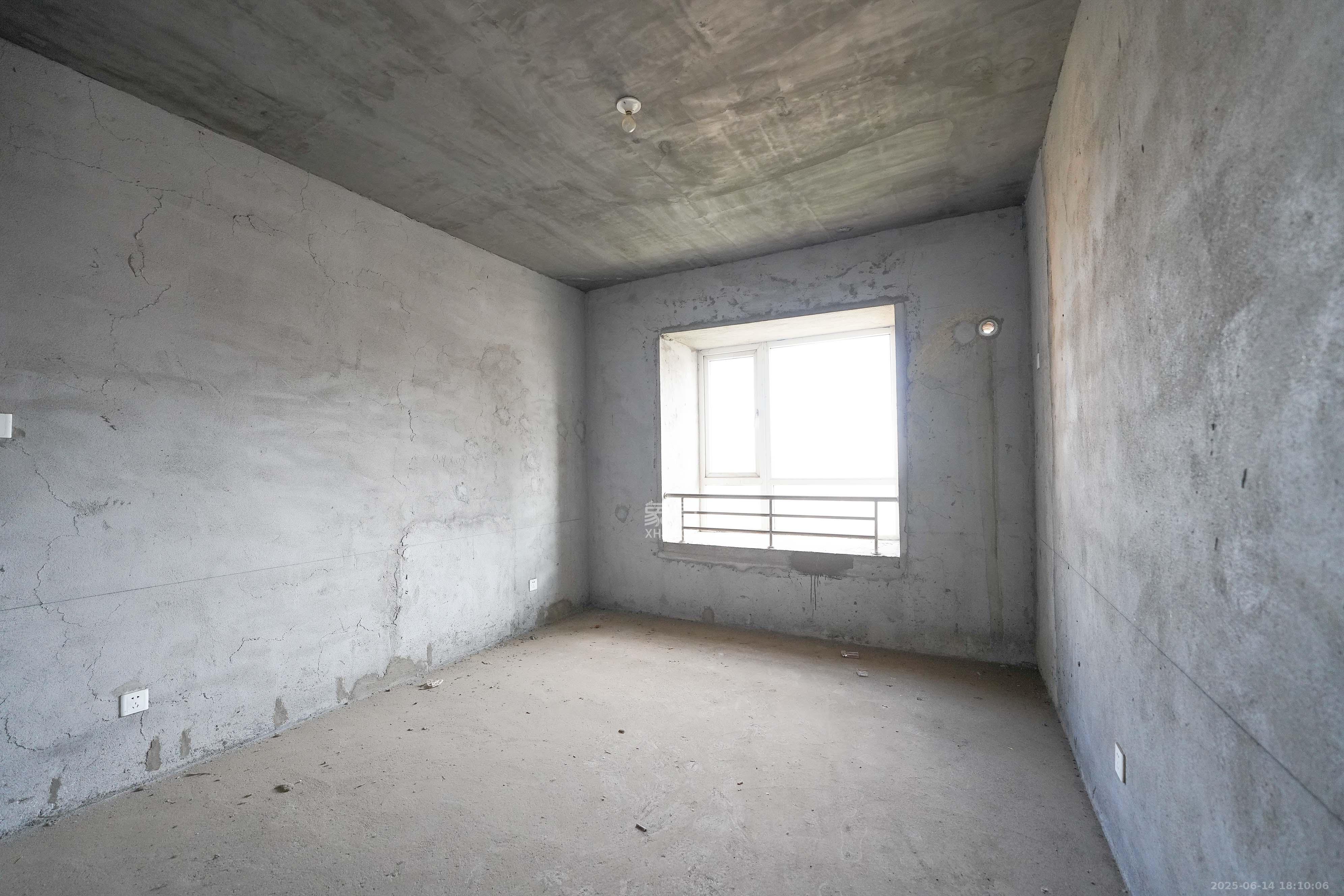 嘉华城(一期) 5室2厅2卫 165.0万 嘉华城(一期) 5室2厅2卫 165.0万卧室