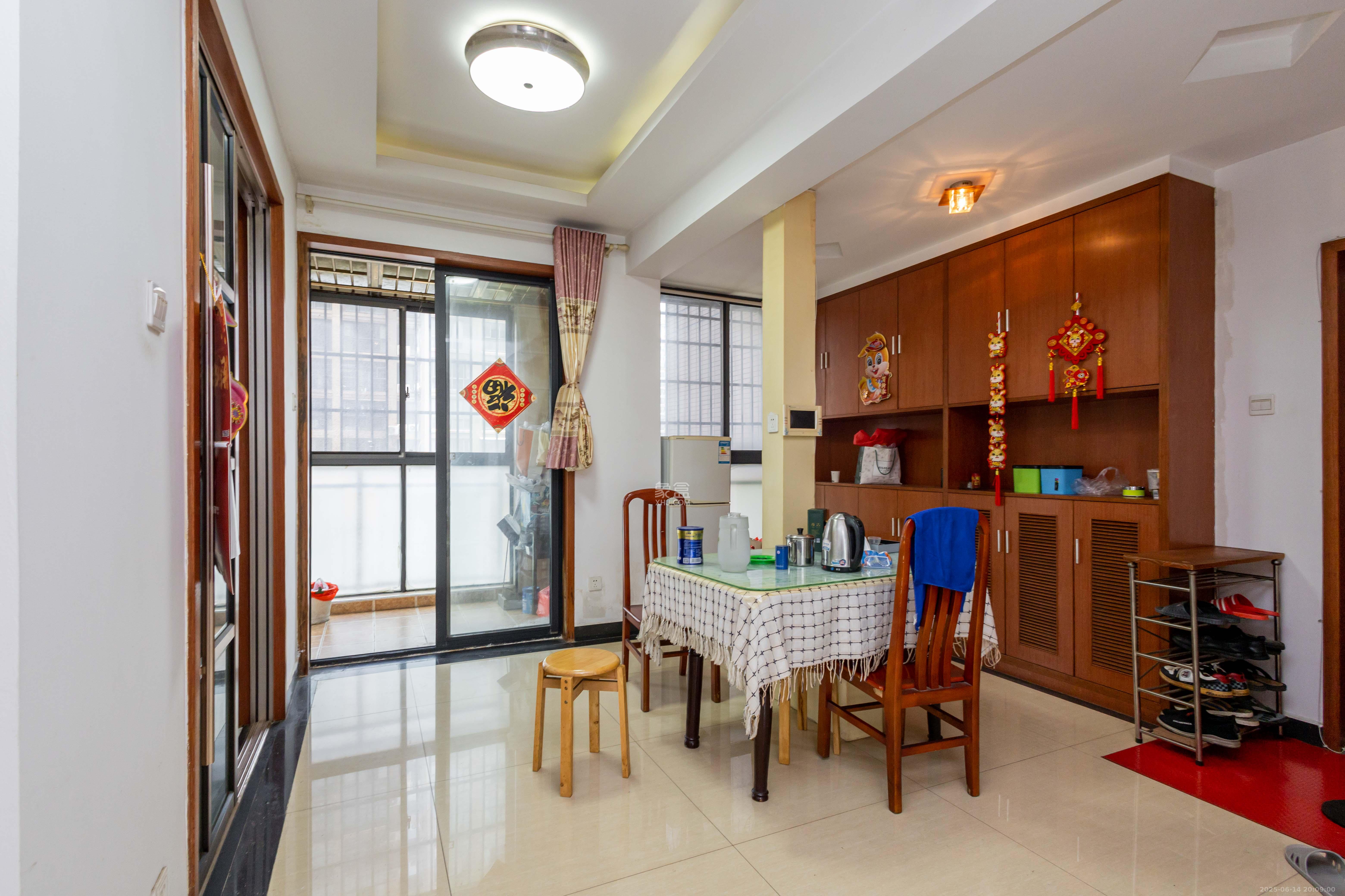 辉煌国际城一期 3室2厅2卫 99.8万 辉煌国际城一期 3室2厅2卫 99.8万客厅