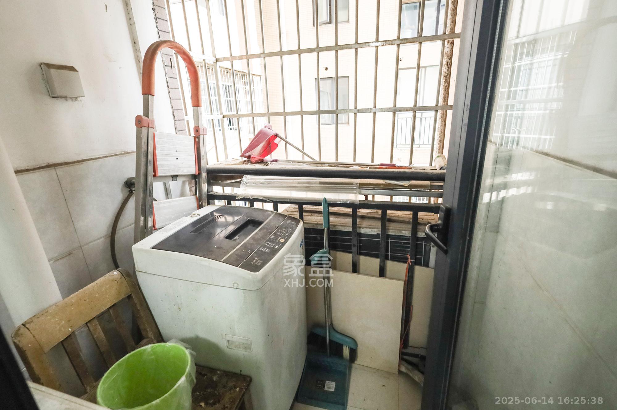 极目楚天  2室2厅1卫    2400.0元/月 极目楚天  2室2厅1卫    2400.0元/月室内图