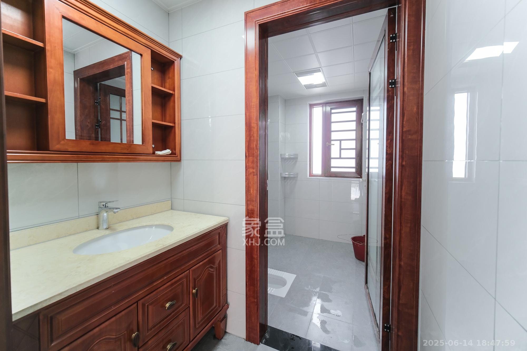 荣盛花语城  4室2厅2卫    93.0万 荣盛花语城  4室2厅2卫    93.0万卫生间