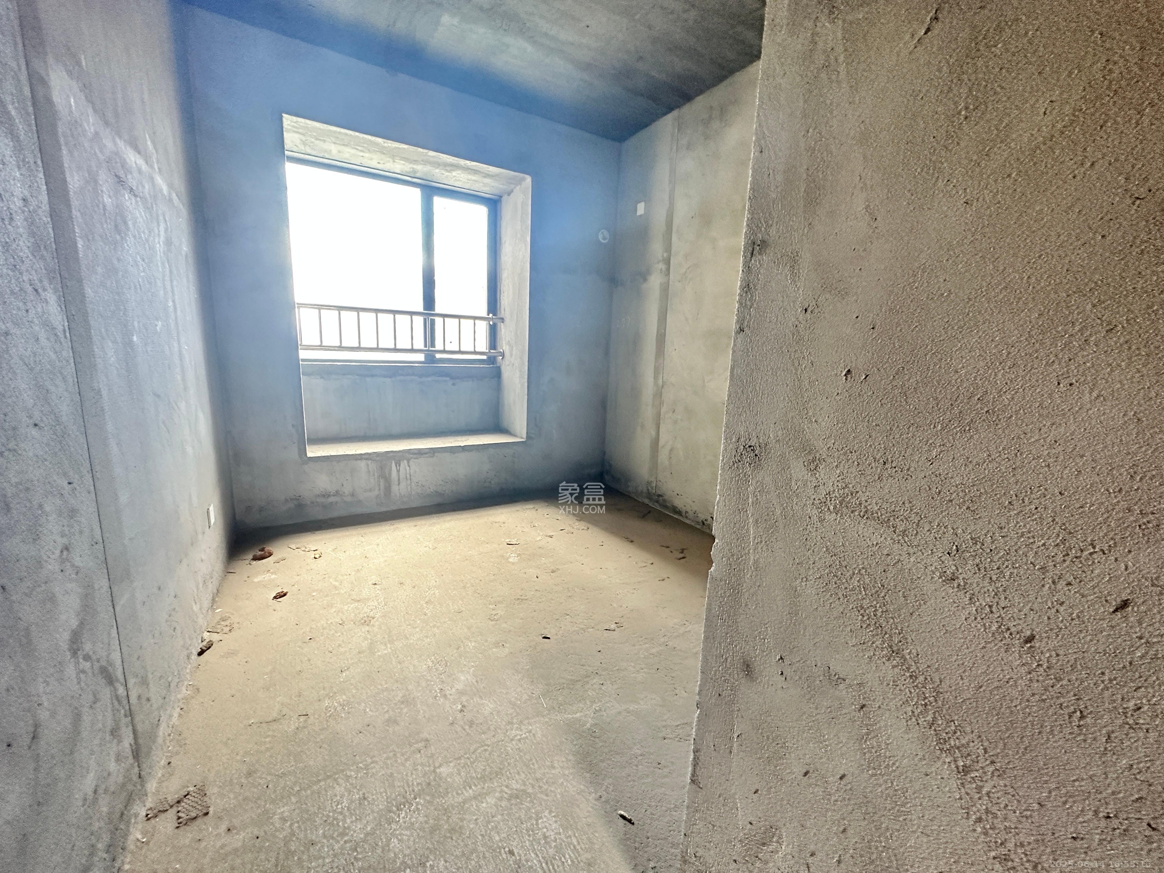 长房上层国际  4室2厅2卫    60.0万 长房上层国际  4室2厅2卫    60.0万客厅