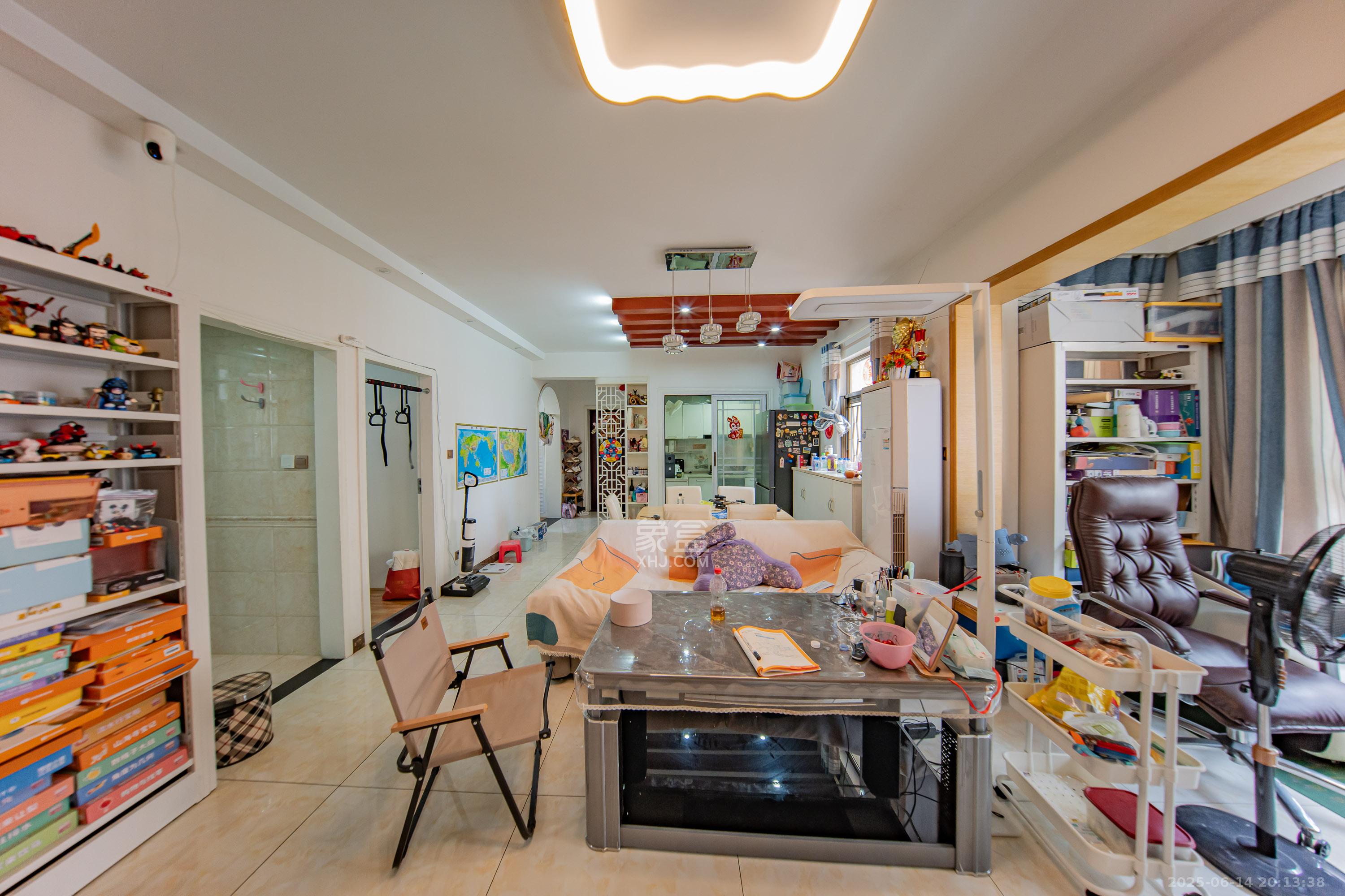 米兰春天 4室2厅2卫 73.8万 米兰春天 4室2厅2卫 73.8万客厅