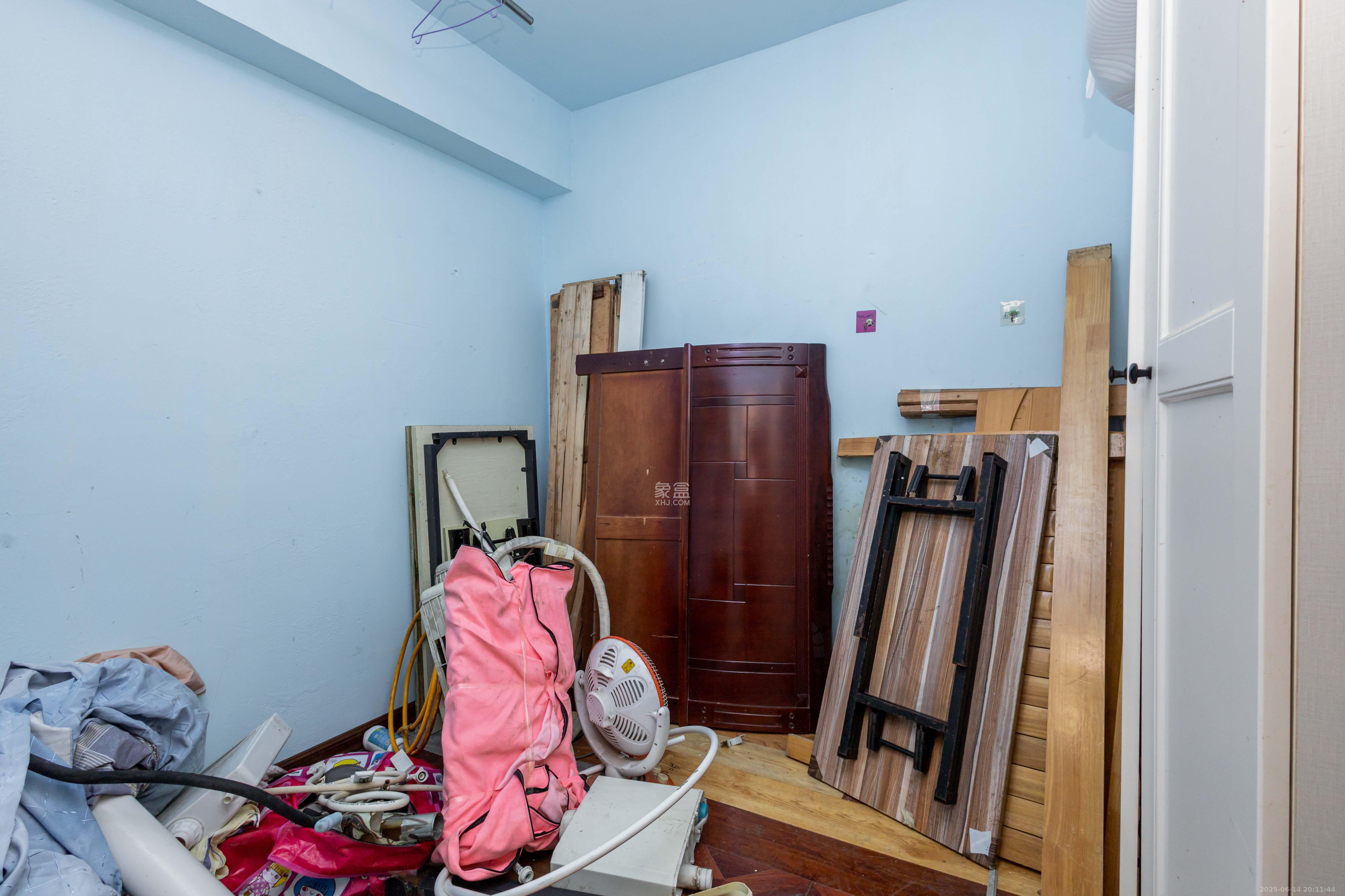 圣力华苑 3室2厅2卫 59.8万 圣力华苑 3室2厅2卫 59.8万卧室