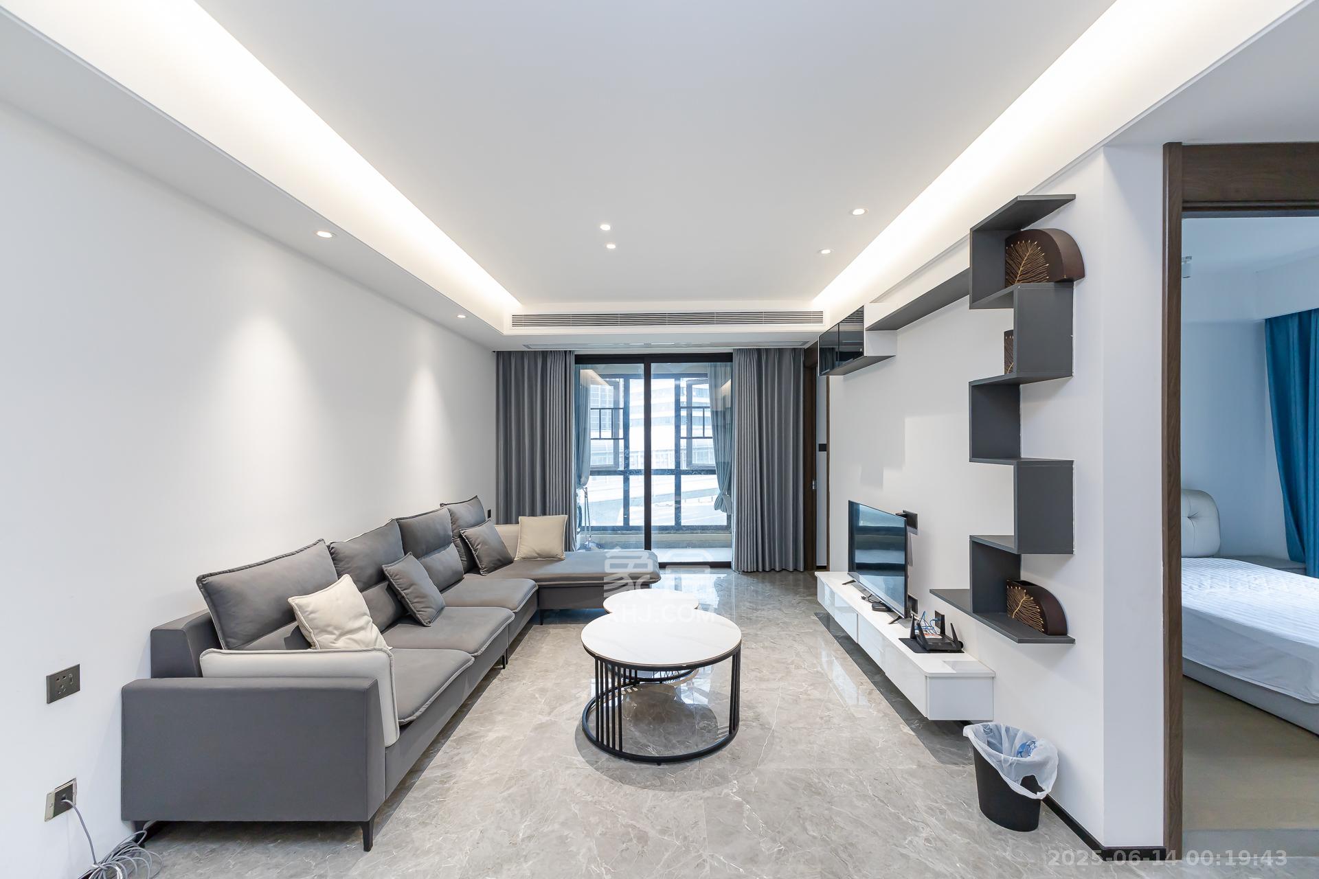 万科滨河道 3室2厅2卫 135.0万 万科滨河道 3室2厅2卫 135.0万客厅